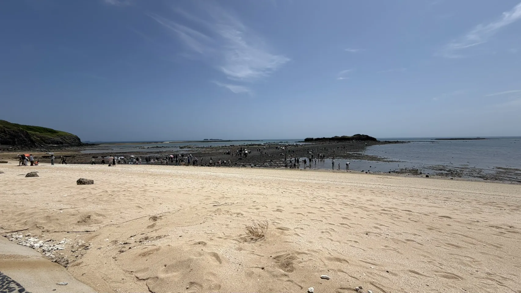 奎壁山退潮時浮現天然S型礫石步道，旅客可依潮汐時間漫步海中央，親眼見證澎湖著名的摩西分海奇景。(照片/陳又嘉攝)