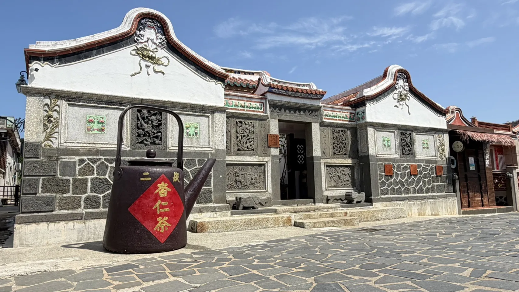 二崁聚落保存傳統古厝與蜿蜒巷弄，旅客可漫步老屋之間，品嘗地方小吃並感受澎湖百年人文風情。(照片/陳又嘉攝)