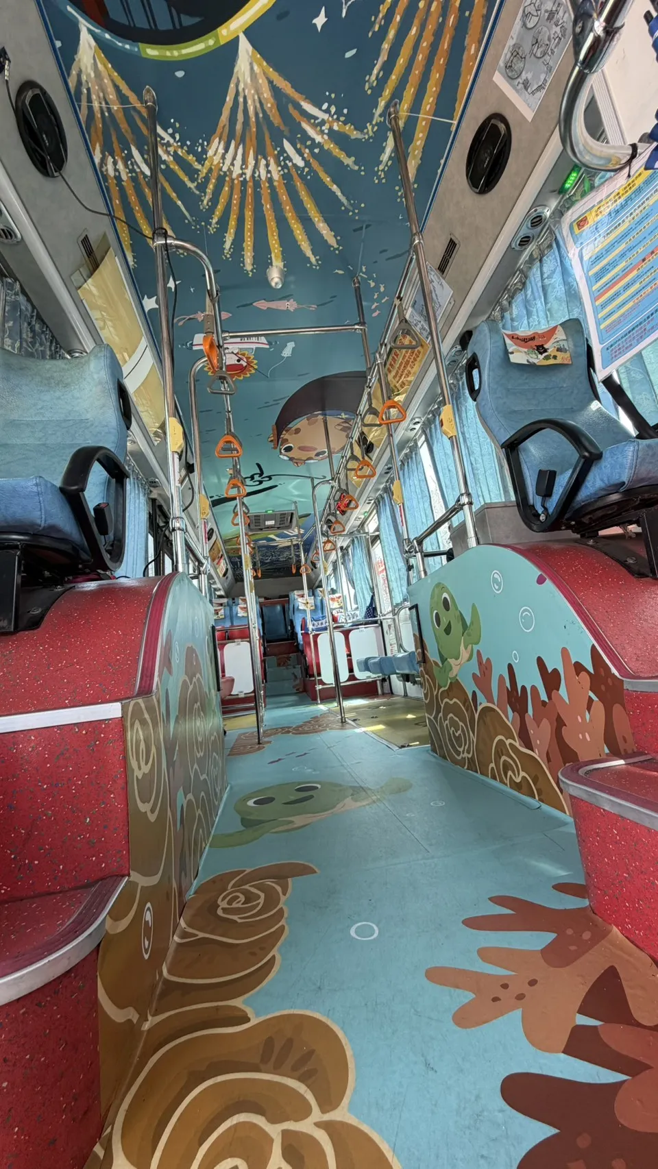 台灣好行車內繽紛海洋色彩。(照片/陳又嘉攝)