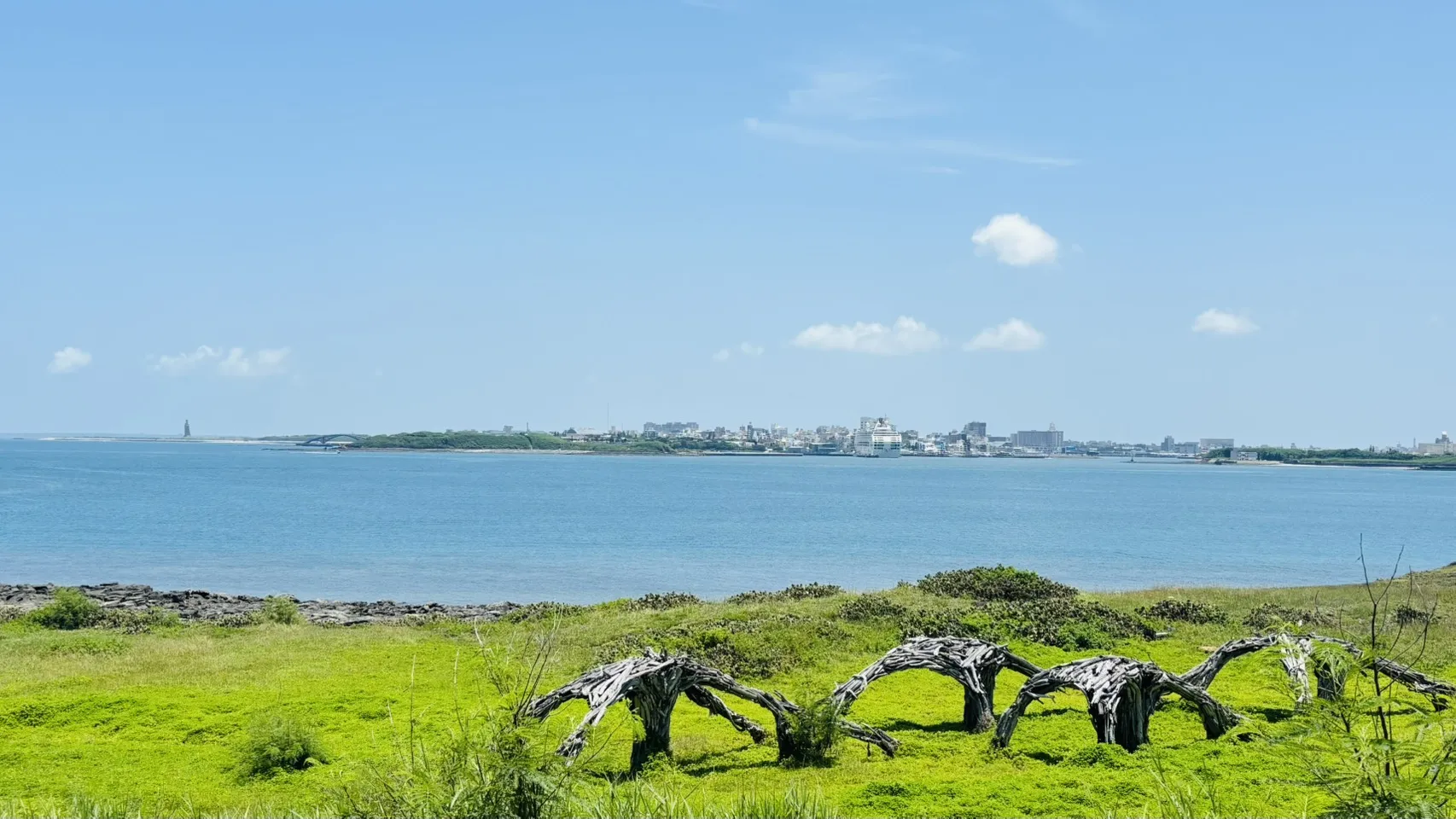 蛇頭山可俯瞰馬公港灣與遼闊海景，沿途古砲台及防禦遺跡，也訴說澎湖昔日的海防歷史2。(照片/陳又嘉攝)