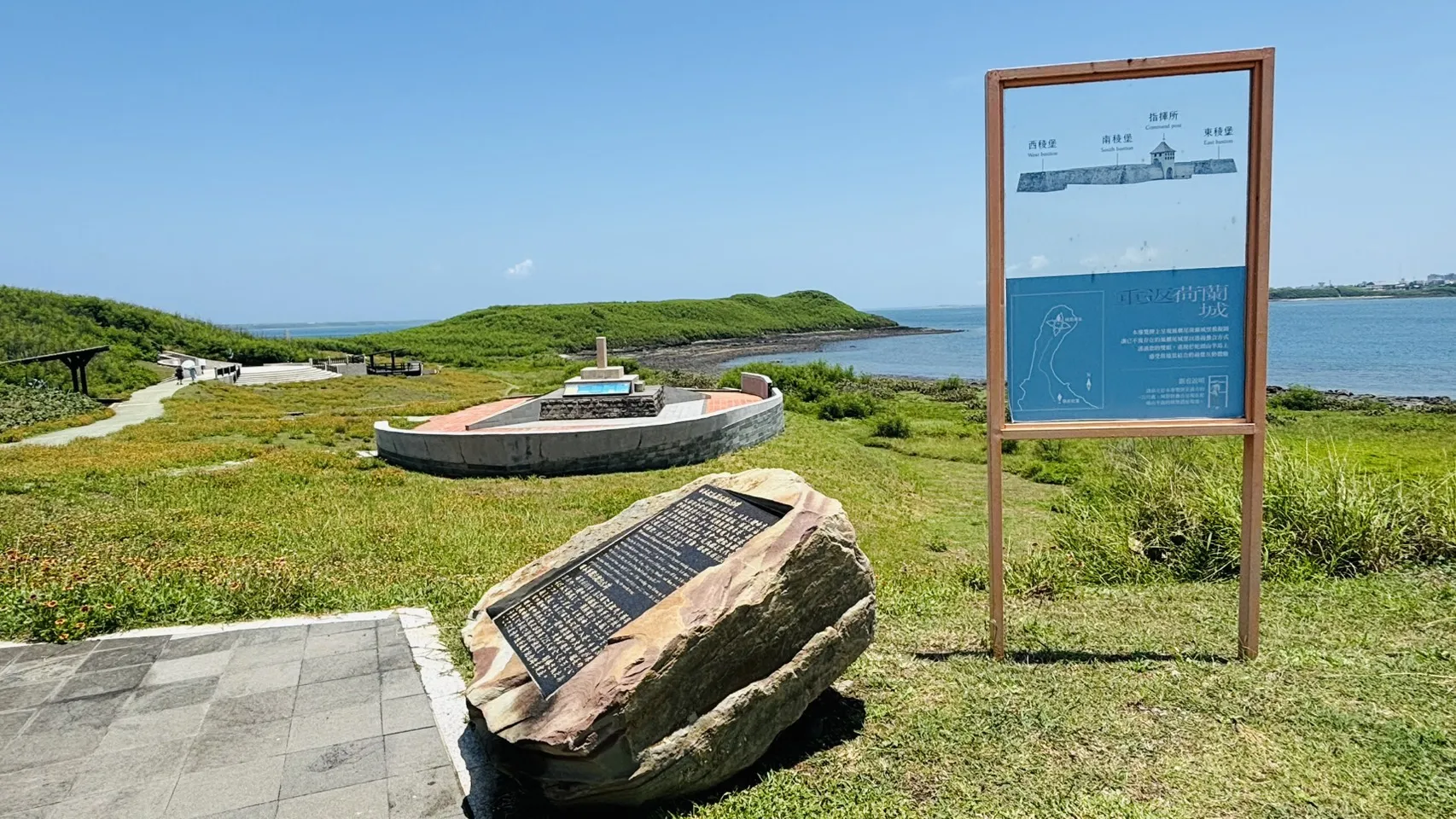 蛇頭山可俯瞰馬公港灣與遼闊海景，沿途古砲台及防禦遺跡，也訴說澎湖昔日的海防歷史。(照片/陳又嘉攝)