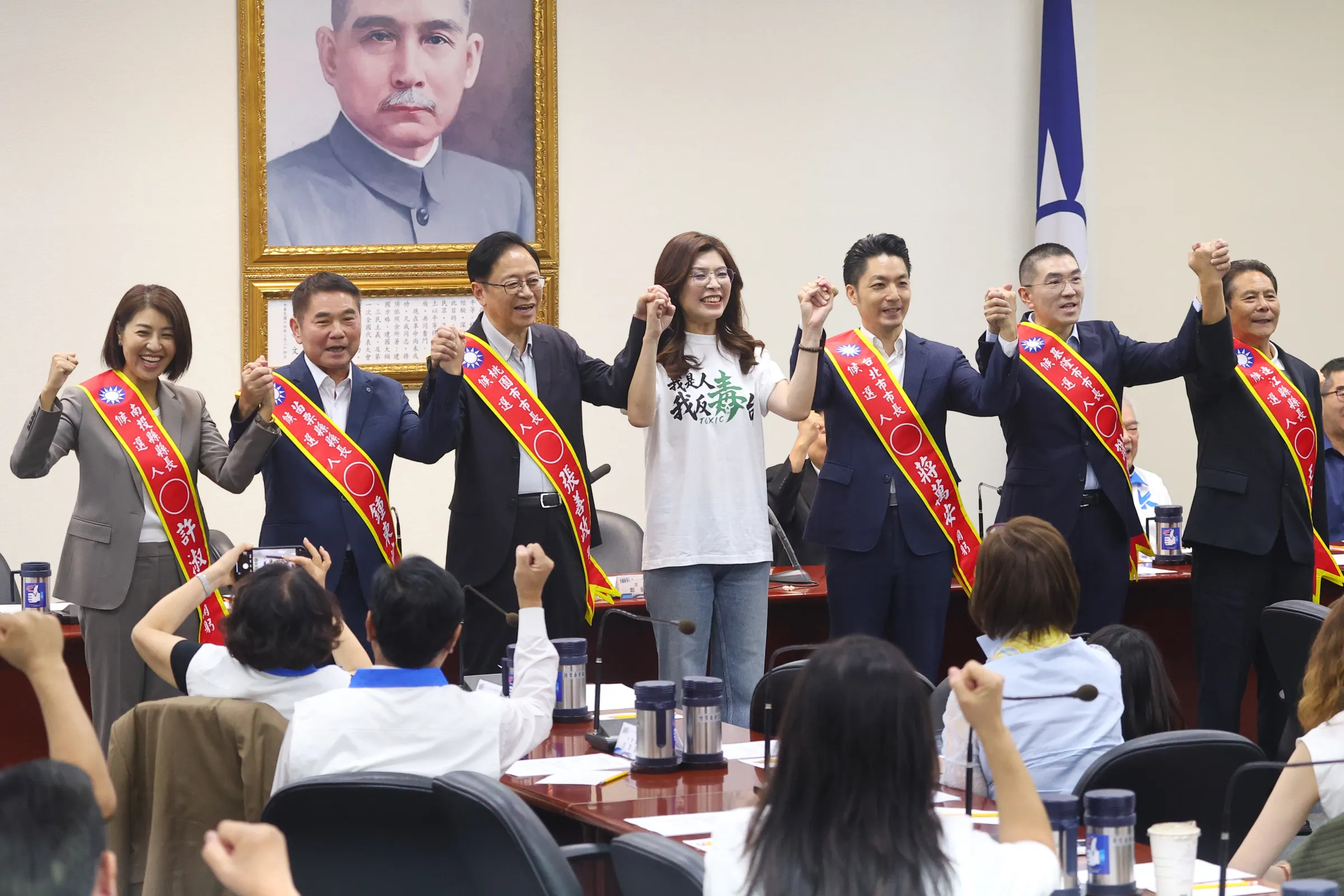 20260722-國民黨主席鄭麗文（中）22日與國民黨籍連任縣市首長合影。（顏麟宇攝）