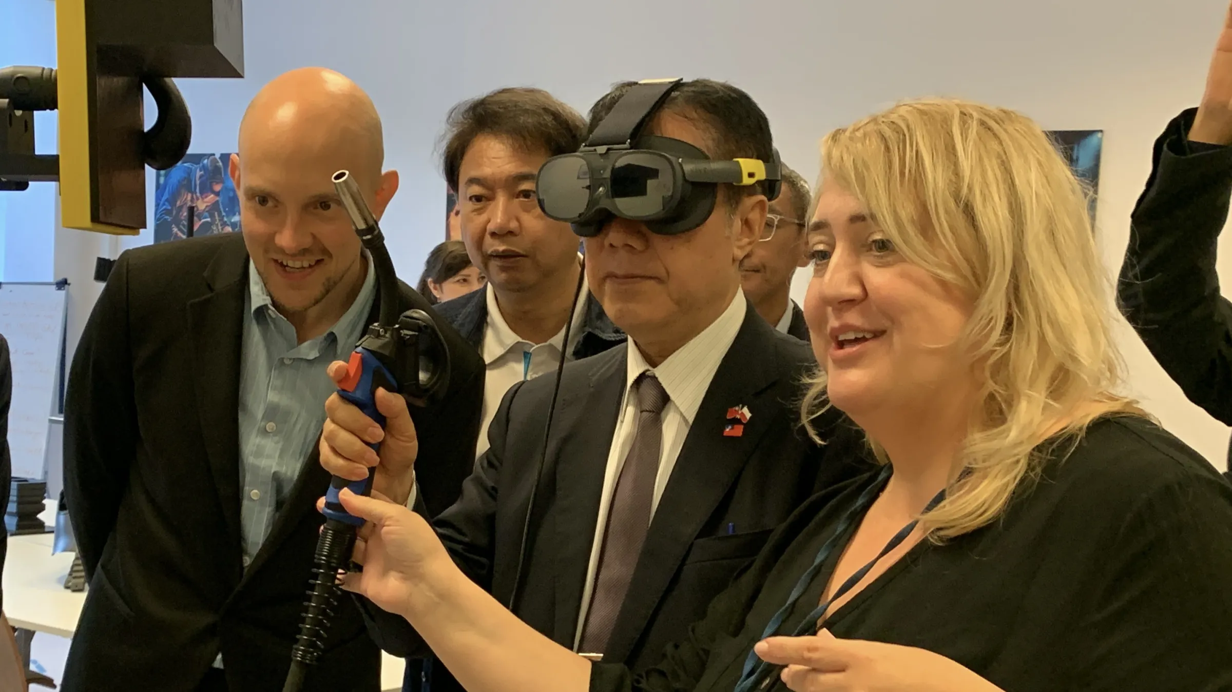 市長黃偉哲於工業機器人程式設計中心(Industrial Robot Programming Center)體驗VR實作訓練。（圖/台南市府提供）