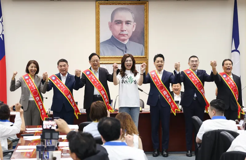 國民黨徵召蔣萬安、張善政等6縣市長競選連任 國民黨中常會22日通過徵召台北市長蔣萬安（右3）、基隆市長謝國樑（右2）、連江縣長王忠銘（右）、桃園市長張善政（左3）、苗栗縣長鍾東錦（左2）、南投縣長許淑華（左）競選連任，6人與黨主席鄭麗文（中）一同高呼勝選口號。中央社記者謝佳璋攝115年7月22日