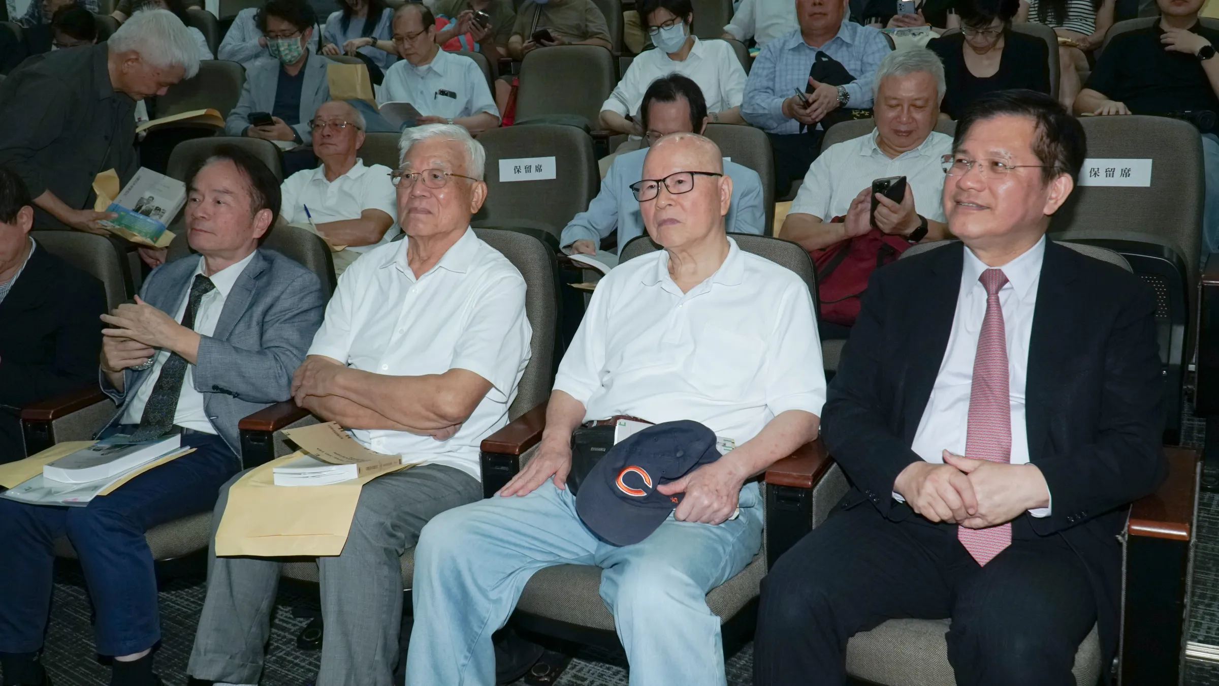 20260722-右起起外交部長林佳龍、前民進黨主席許信良、前台北縣長尤清、國史館長陳儀深出席歷史學者林孝庭「台灣的李登輝時代：意外國度的重塑新書發表會」。(蔡親傑攝)