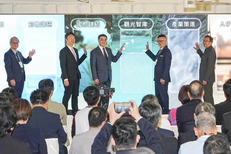 台灣觀光研訓院揭牌（1） 財團法人台灣觀光研訓院22日正式揭牌，行政院長卓榮泰（後左3）、研訓院董事長沈方正（後右2）、交通部長陳世凱（後左2）、文化部長李遠（後左）等人出席進行啟動儀式，象徵國家級觀光智庫正式啟航。中央社記者鄭清元攝115年7月22日