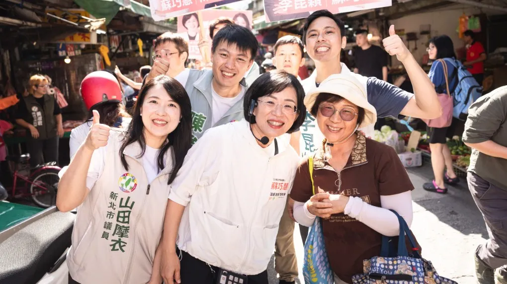 立委蘇巧慧上午也前往板橋龍興市場向攤商及民眾請安，受到不少民眾熱情歡迎，紛紛要求握手、合影。（圖/蘇巧慧競總提供）