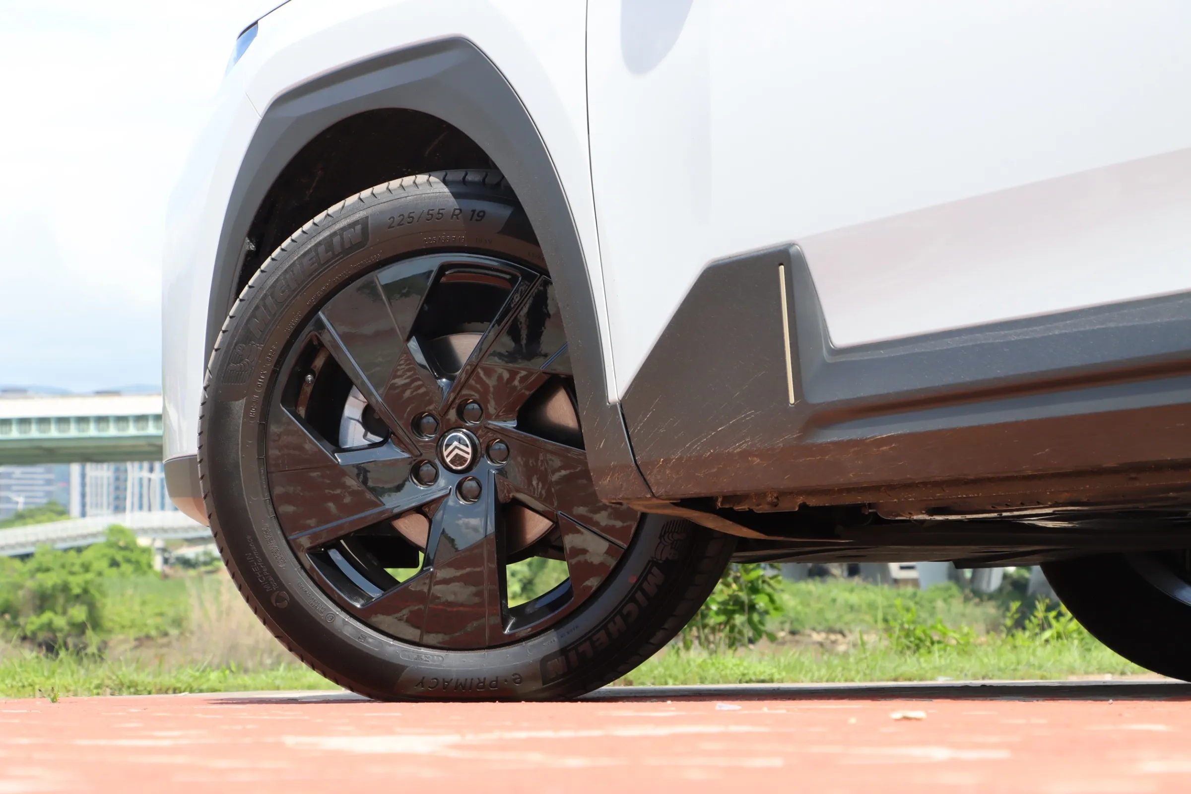 圈胎配置比照電動車，配置19吋的五輻扇葉式低風阻ZIRCON「曜石黑」鋁合金輪圈。（劉芯衣攝）