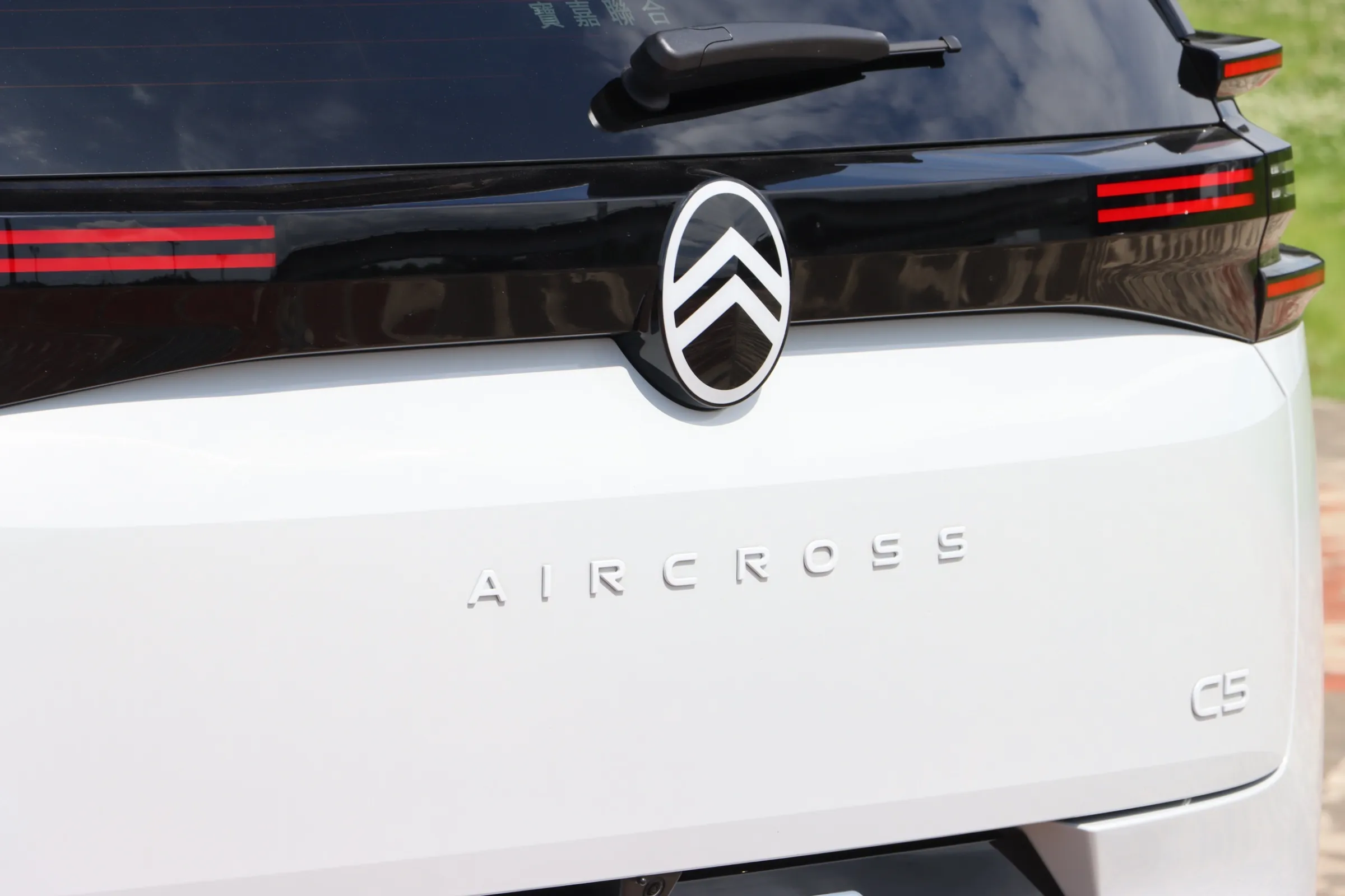 C5 Aircross尾門方正且非常直立，營造出穩健的SUV運動化印象。（劉芯衣攝）