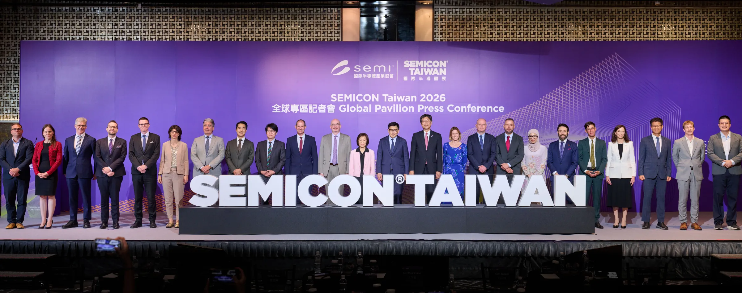 SEMI國際半導體產業協會今（22）日首次舉辦「SEMICON Taiwan 2026全球專區記者會」，邀集經濟部政務次長江文若，以及美、日、歐、英等17國代表共同出席。（SEMI提供）