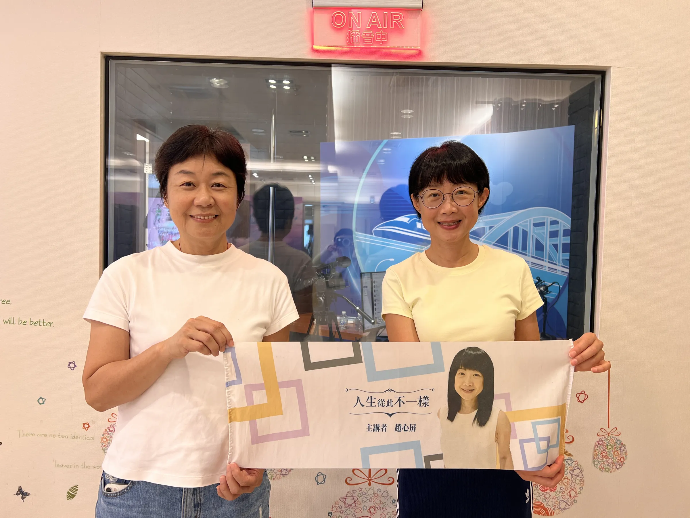 《穿著旗袍的女孩》電影導演徐慶珠，接受趙心屏《人生從此不一樣》節目訪問。（作者提供）