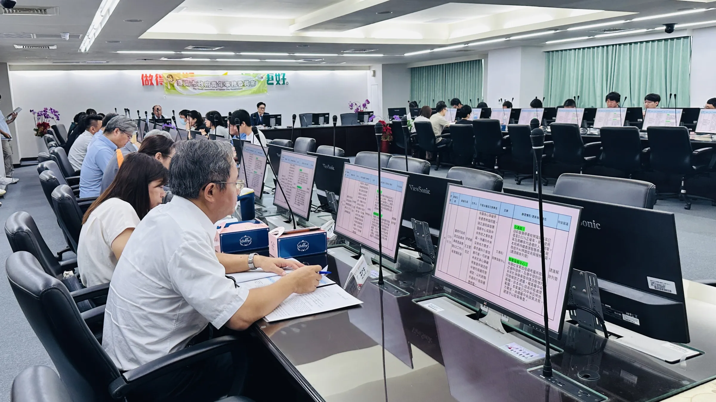 青委就局處業務及專案報告踴躍回饋，並特別感謝市府團隊的努力（圖/臺南市政府提供）