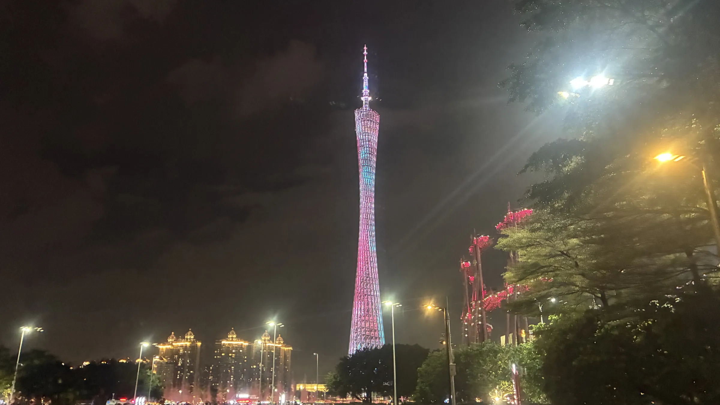 俗稱「小蠻腰」的廣州塔，在塔下的公園里即便是在高溫天氣也能看到不少付費拍攝的年輕攝影師。（田暢攝）