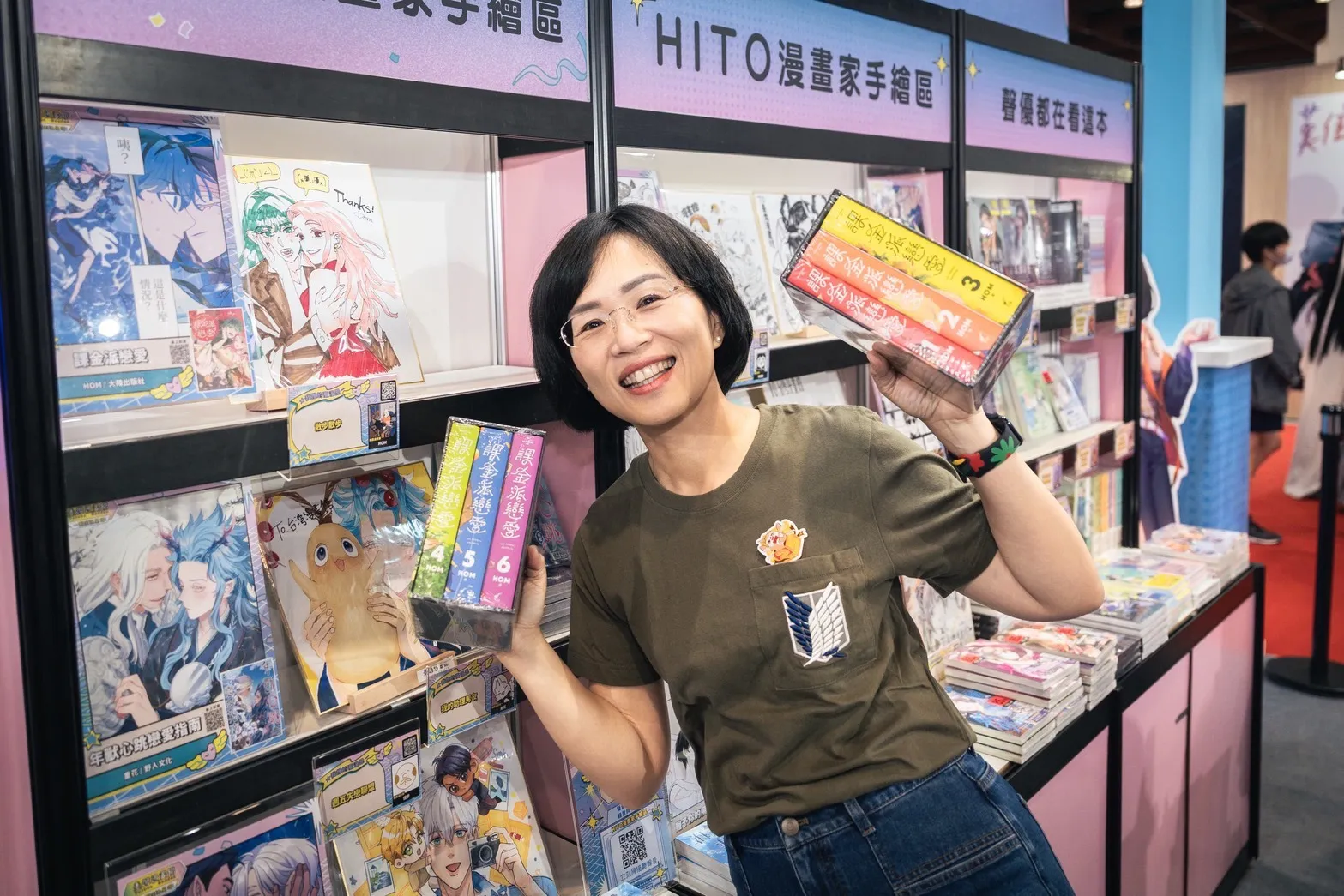 立委蘇巧慧走訪展區，購買漫畫及動畫周邊商品，以實際行動支持台灣動漫產業。（圖/蘇巧慧競總提供）
