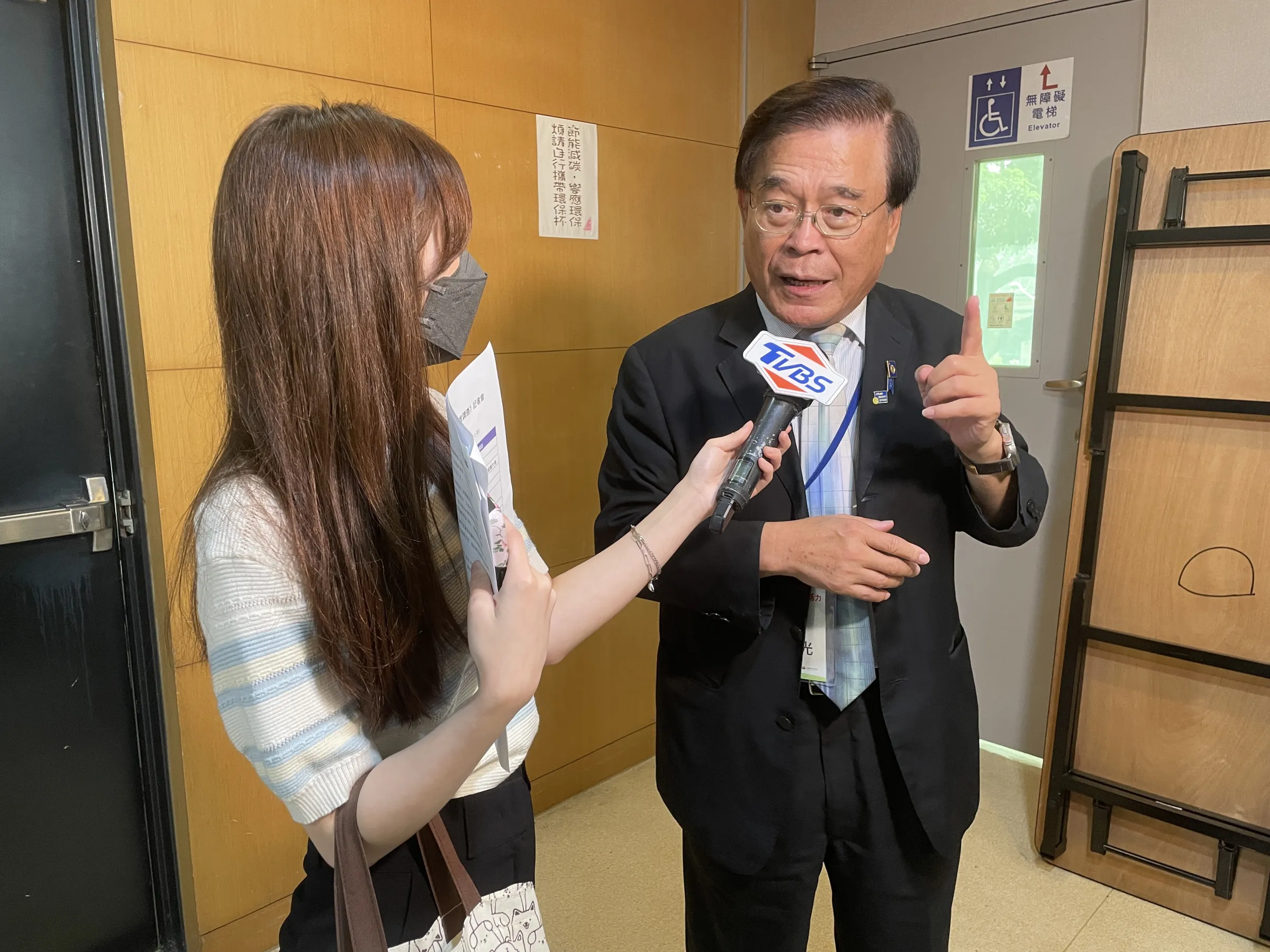 產業南移帶動就業成長 義守大學推動AI教育打造跨域競爭力，古源光校長接受採訪。（圖/義守大學提供）