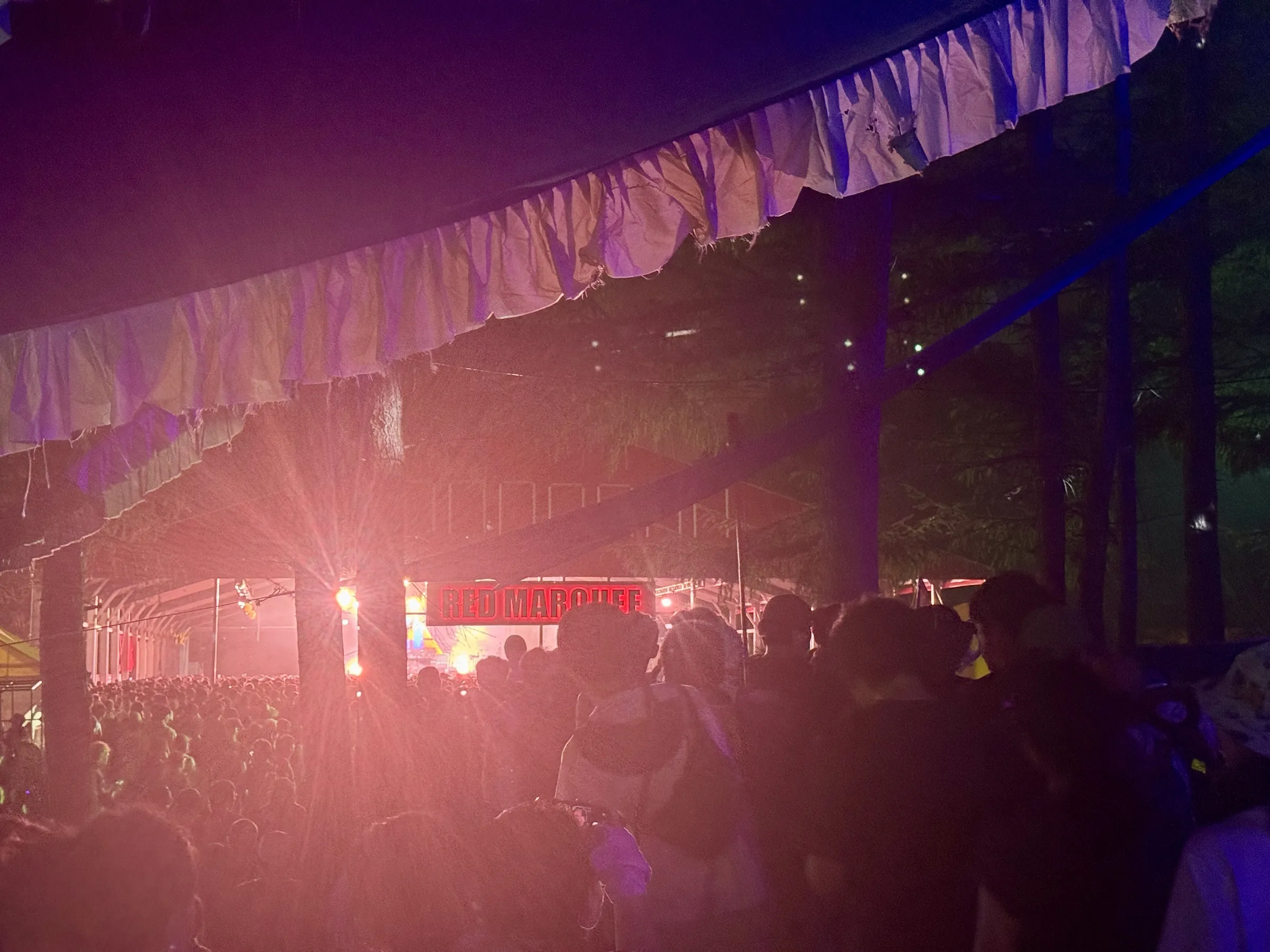 フジロック’26の前夜祭が新潟県苗場スキー場で開催され、多くの音楽ファンが集まり本番に向け盛り上がりを見せた。黃信維