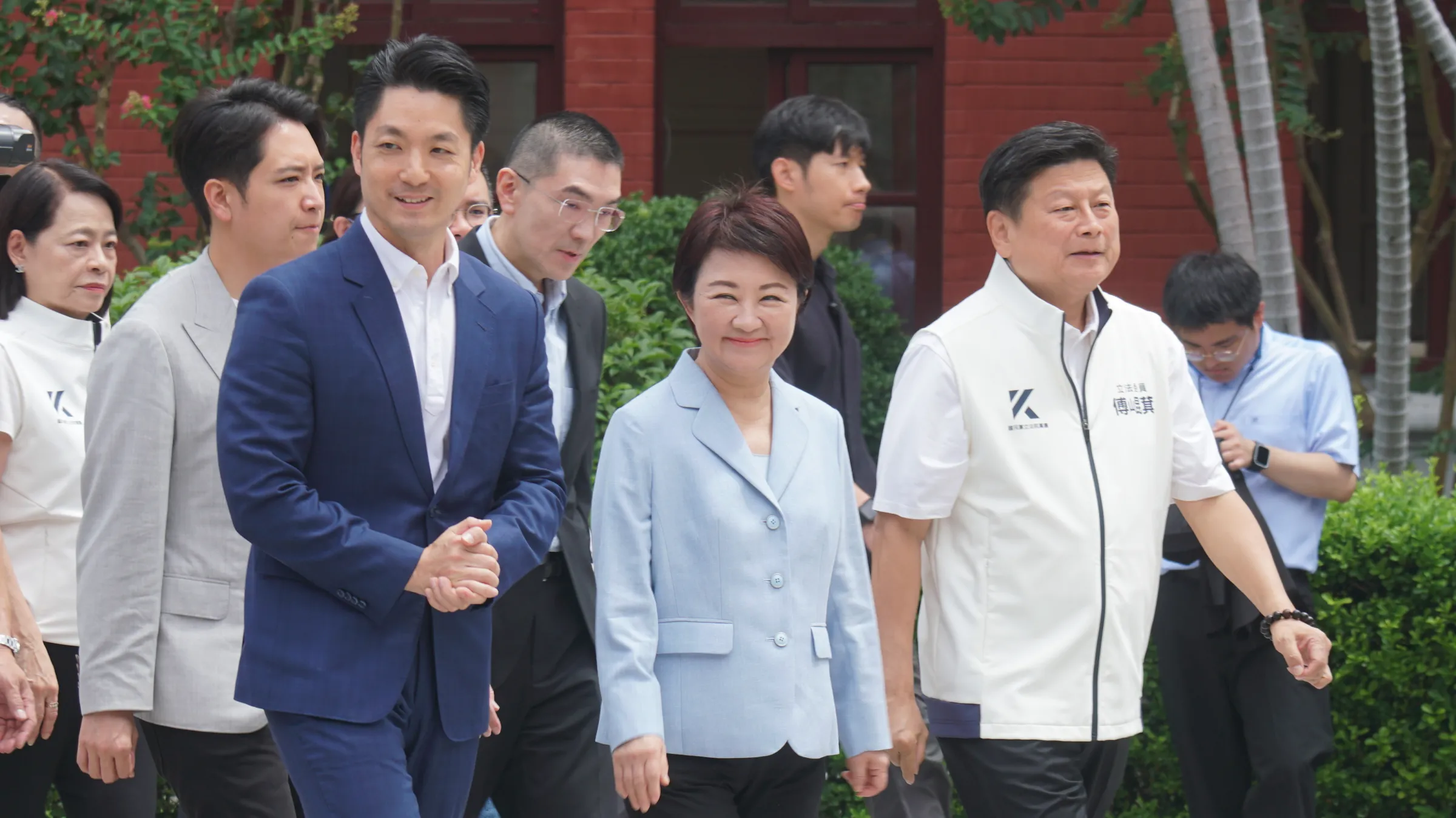 20260724-国民党および民衆党の立法院党団が開催した食の安全デモ前の記者会見に出席する蔣萬安台北市長（左端）、盧秀燕台中市長（中央）。（蔡親傑撮影）
