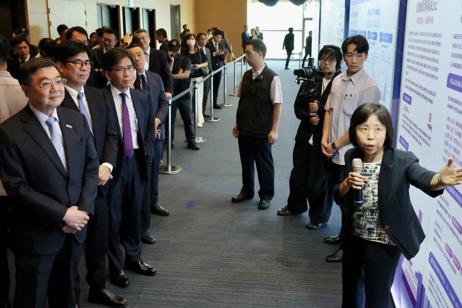 行政院長卓榮泰、高雄市長陳其邁與金管會主委彭金隆參觀亞洲資產管理中心高雄專區成果展示，透過專人導覽了解資產管理服務及金融與產業協作方面的推動成果。（圖/高市經發局提供）