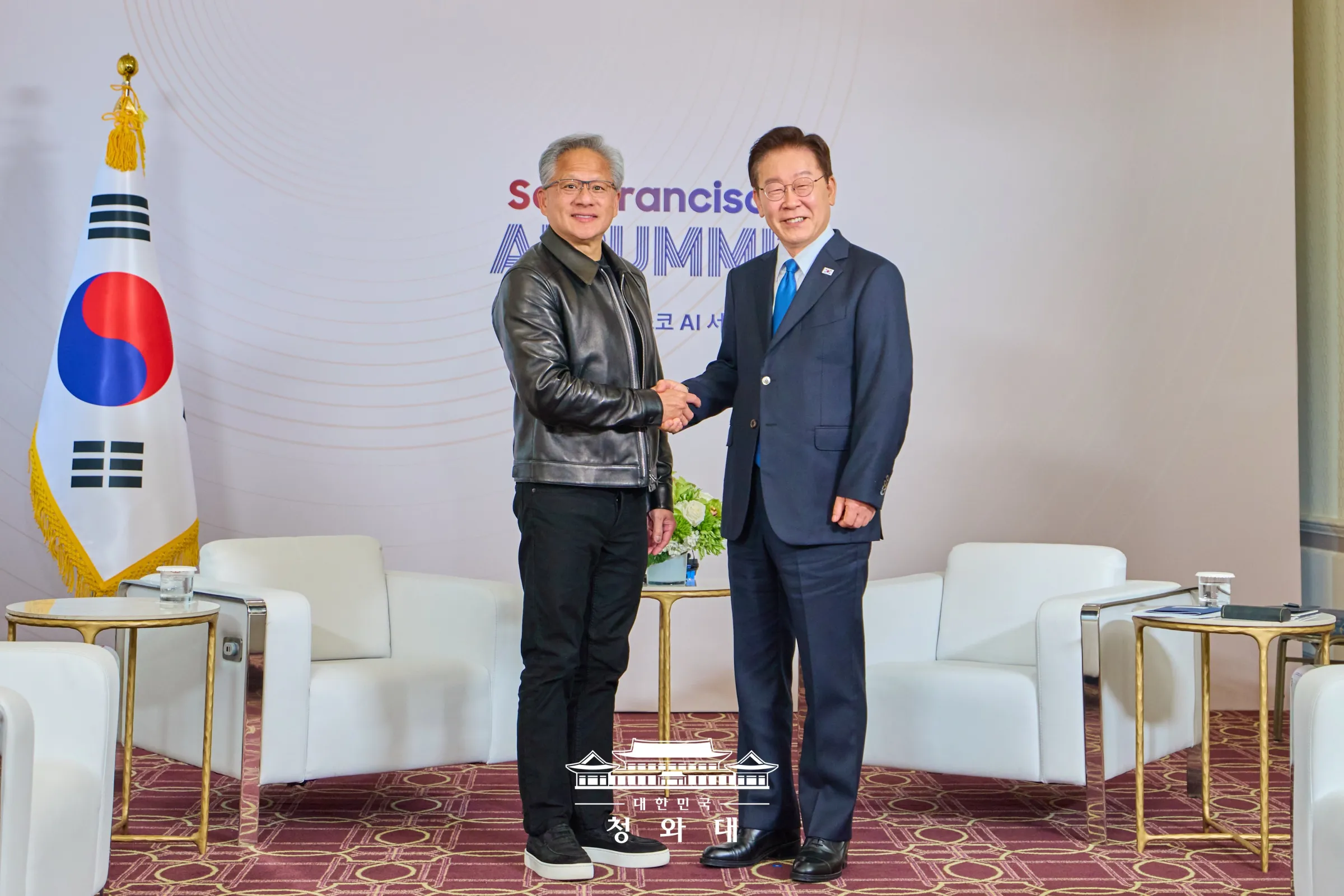 南韓總統李在明（右）出訪美國舊金山，與輝達執行長黃仁勳進行單獨會面。（取自青瓦台粉專）
