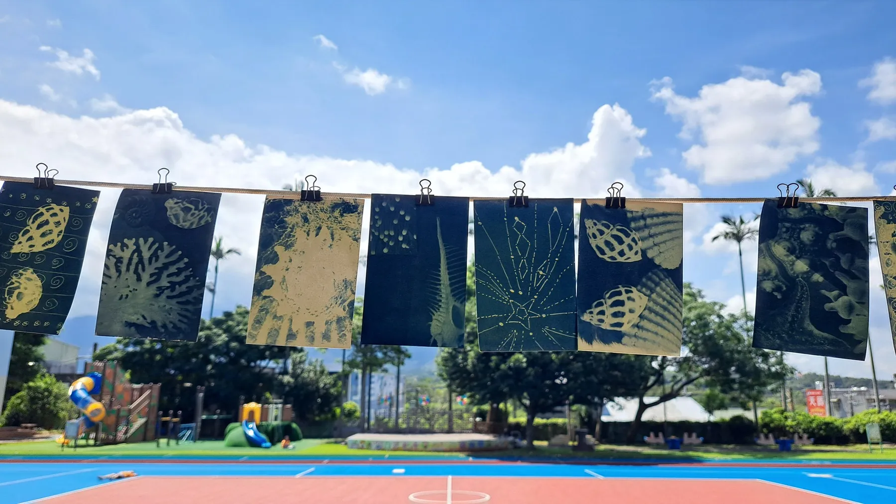 藝術家侯慧與學童共創的藝術作品《海想留下——湛藍顥影》，以海廢藍曬連結海洋環境意象。(圖/新北市文化局)