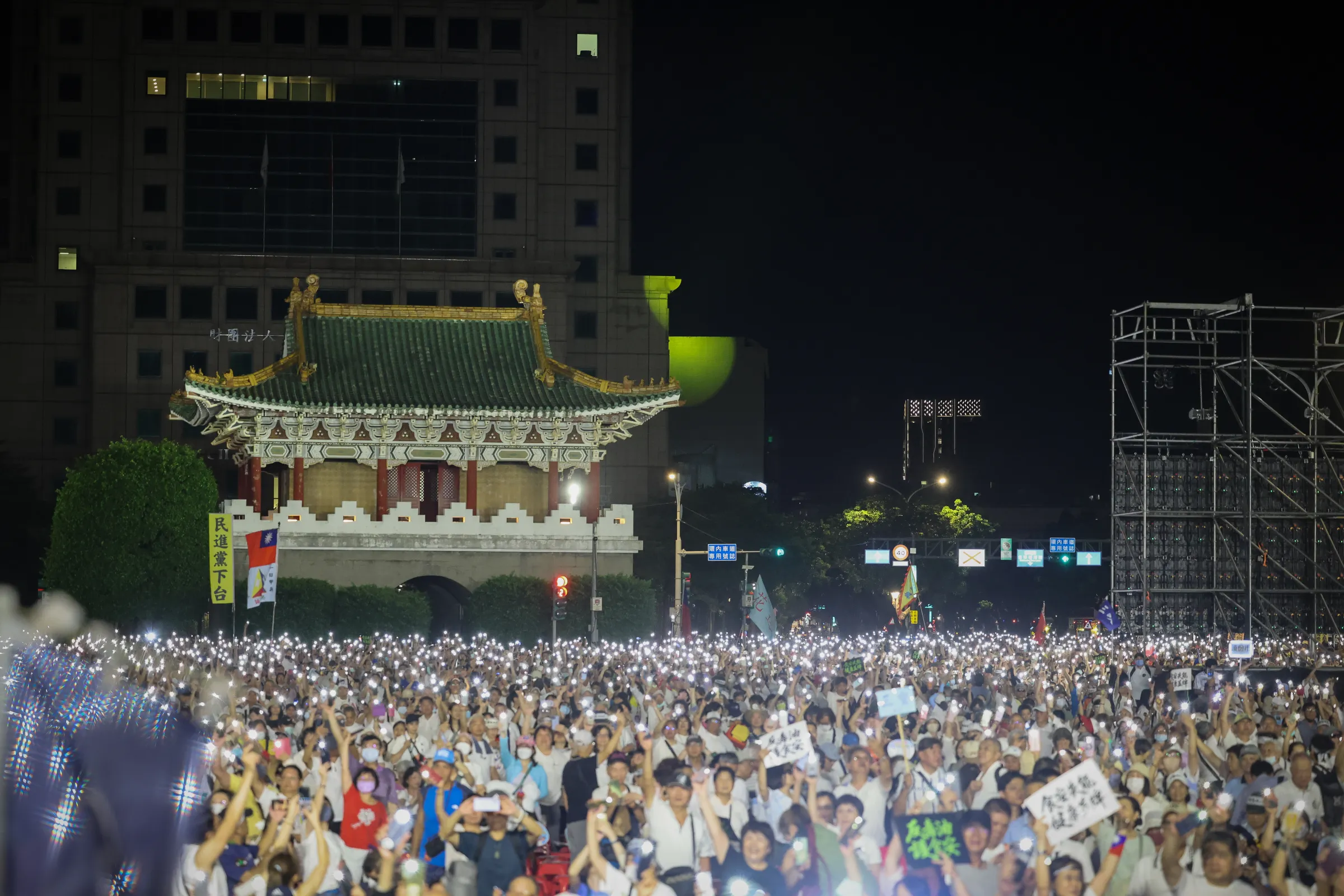 20260725-國民黨與民眾黨25日在台北凱達格蘭大道舉行「我是人，我反毒台」集會。（陳品佑攝）