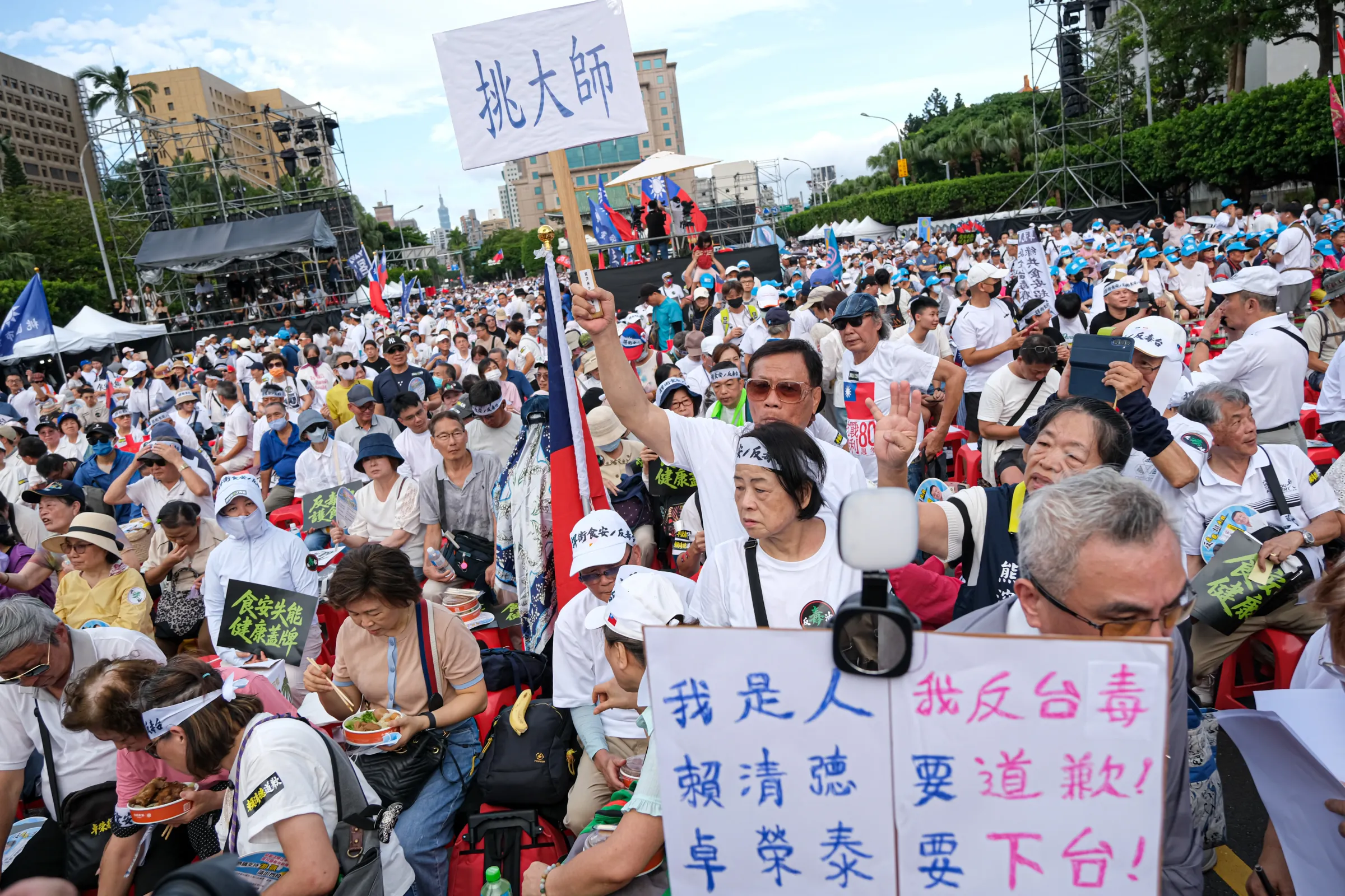 20260725-國民黨與民眾黨25日在台北凱達格蘭大道舉行「我是人，我反毒台」集會。（劉偉宏攝）