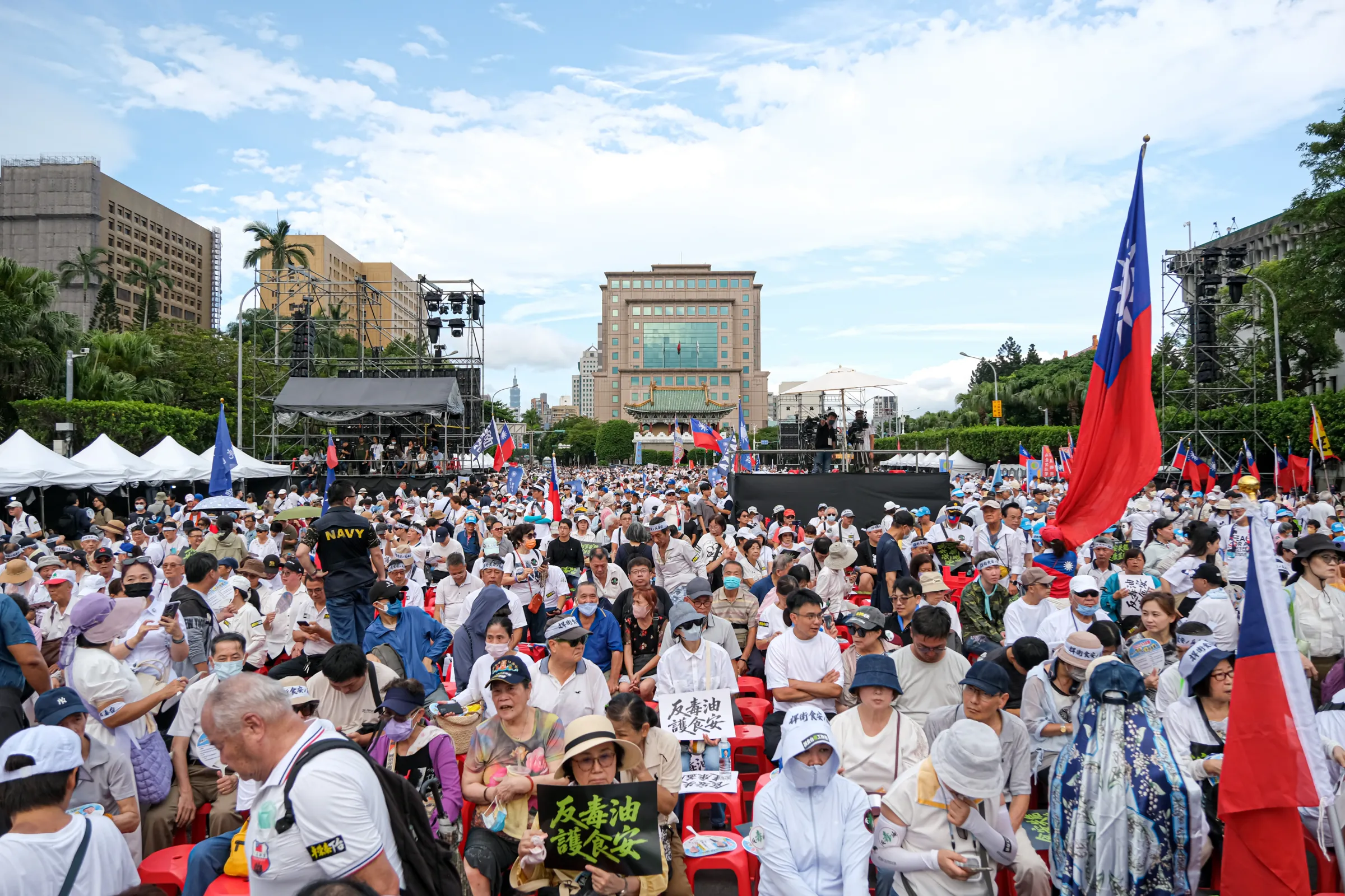 20260725-國民黨與民眾黨25日在台北凱達格蘭大道舉行「我是人，我反毒台」集會。（劉偉宏攝）
