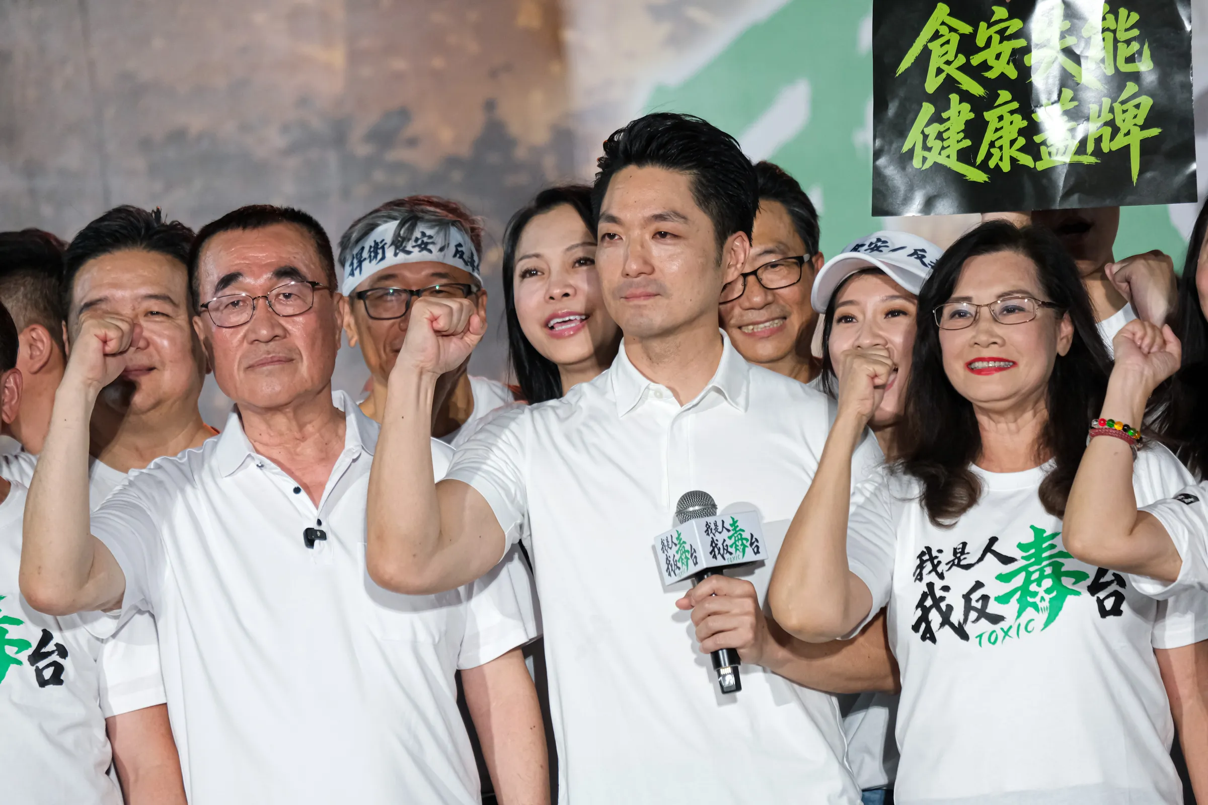 国民党の選挙支援幹部は、「洋流」が現れる前、蒋万安氏（前列中央）と李四川氏（前列左）は静かな選挙戦を続けており、固定支持層の票を掘り起こせない恐れがあったと指摘する