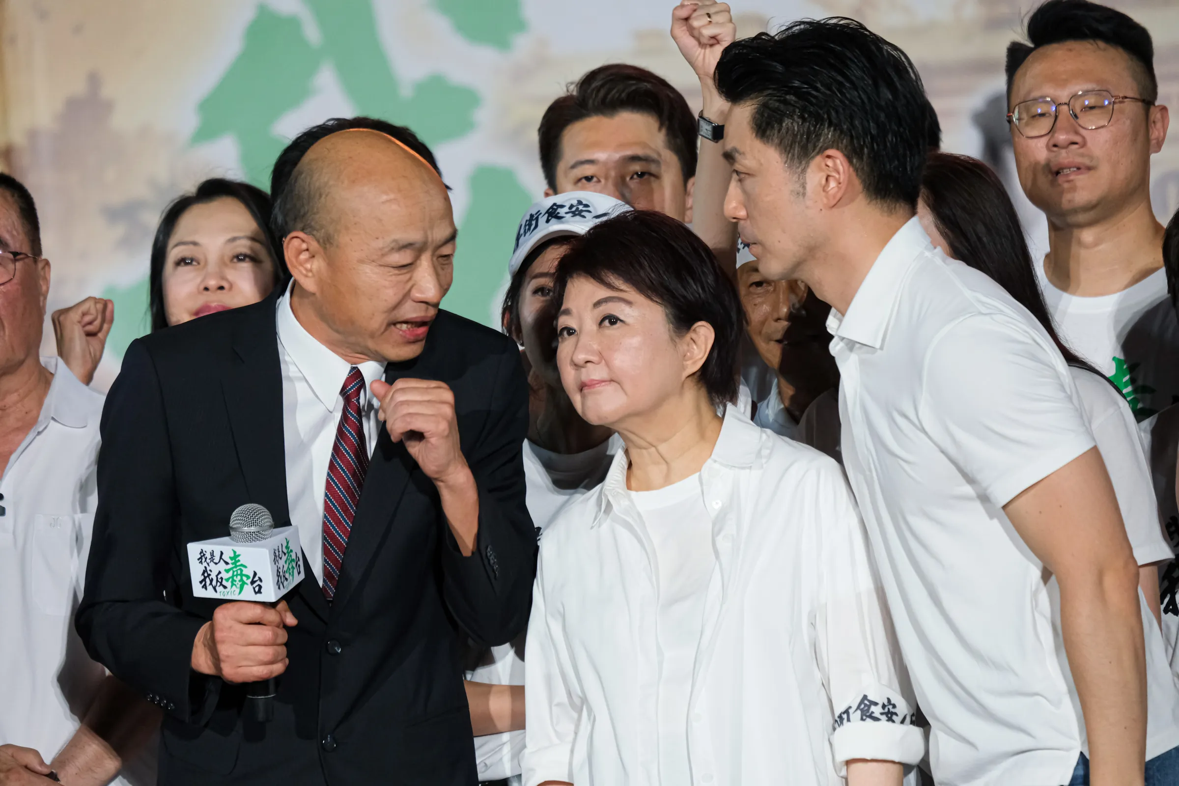 20260725-国民党は25日にケタガラン大道で「私は人間、毒台に反対する」集会を開催。写真は立法院長・韓国瑜氏（左）、台中市長・盧秀燕氏（中央）、台北市長・蔣万安氏（右）。（劉偉宏撮影）