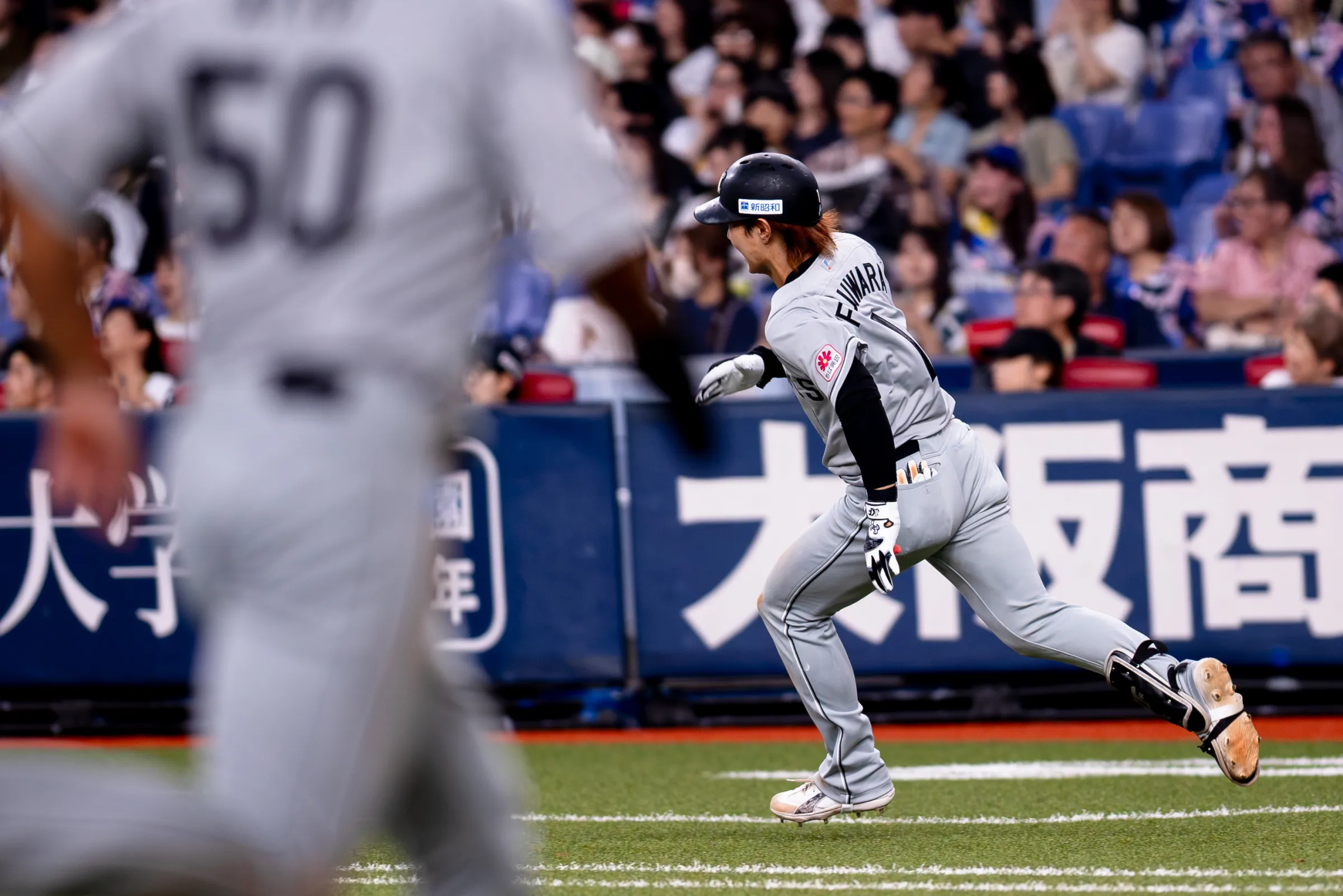 藤原恭大が右中間を破る2点適時三塁打を放ち、試合を3-3の同点に戻した。（写真／丁勤紜撮影）