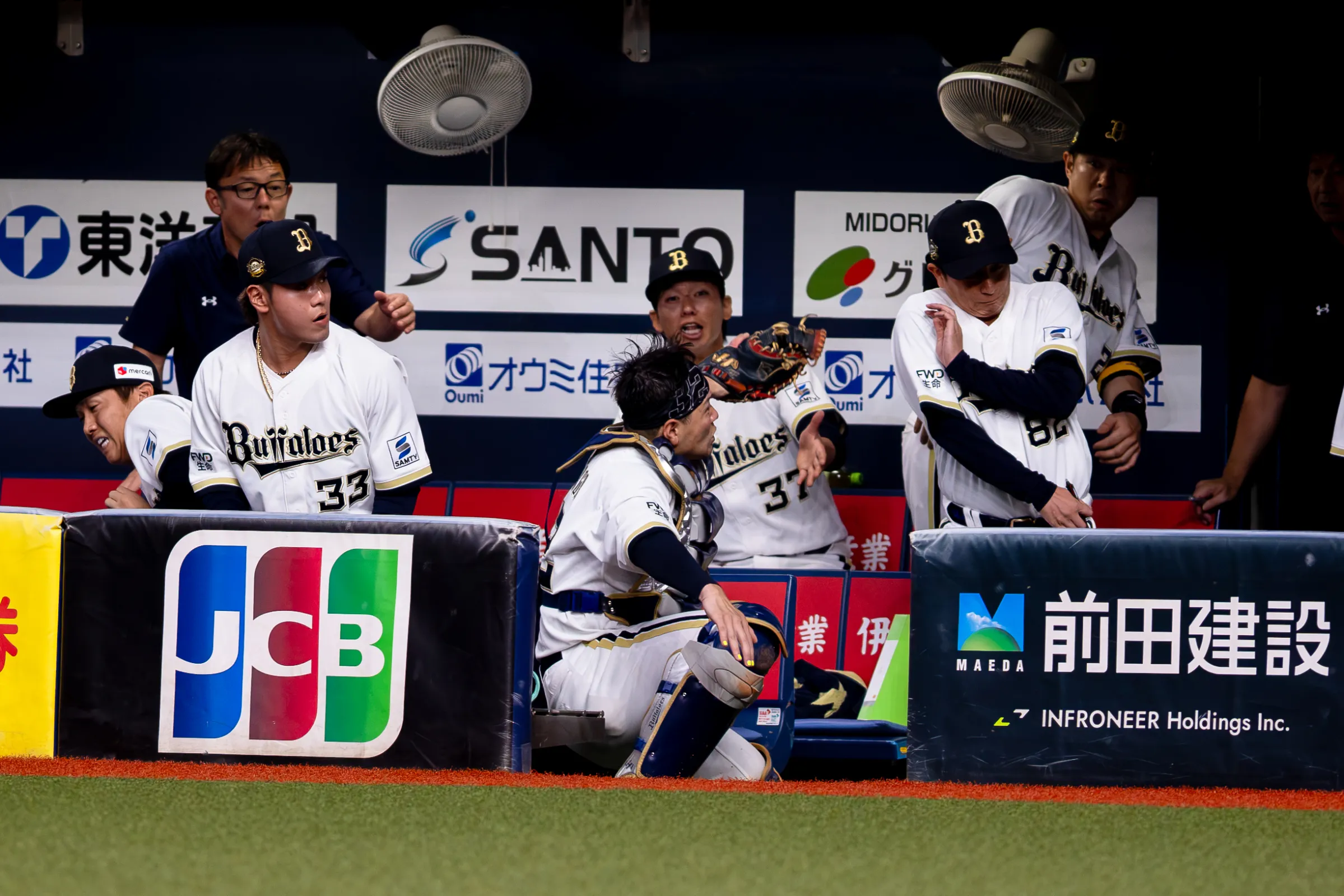 福永は5回表、ファウルフライを追ってオリックスベンチへ飛び込み、好捕を試みた。（写真／丁勤紜撮影）