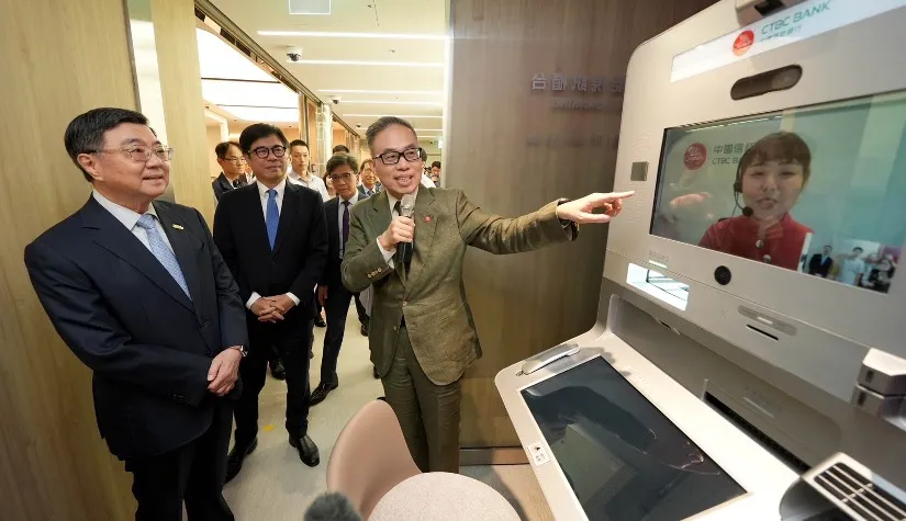 卓榮泰蒞臨中信銀亞灣分行視察，由中信銀董事長陳佳文陪同體驗金融友善服務措施。／中信銀行提供