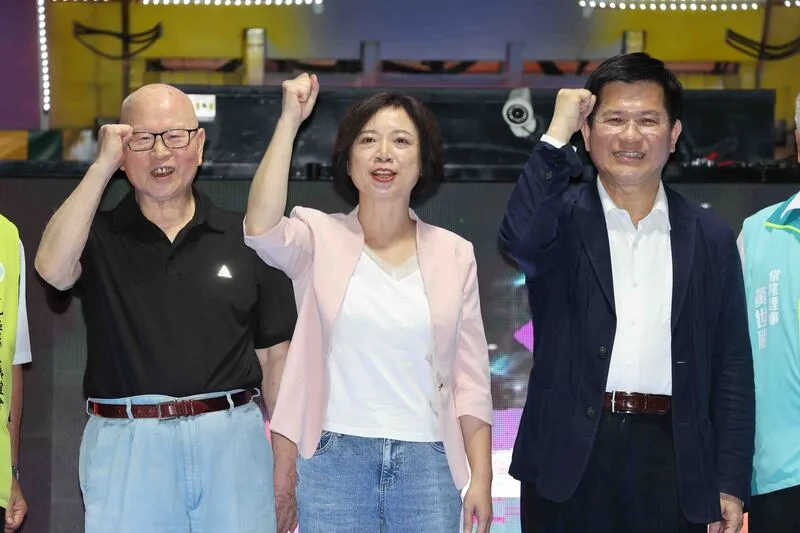 台中市大屯區民主聯誼會　39週年慶祝活動 台中市大屯區民主聯誼會26日舉行39週年慶祝晚會，外交部長林佳龍（右）、民進黨籍立委何欣純（中）、前主席許信良（左）出席。中央社記者趙麗妍攝115年7月26日