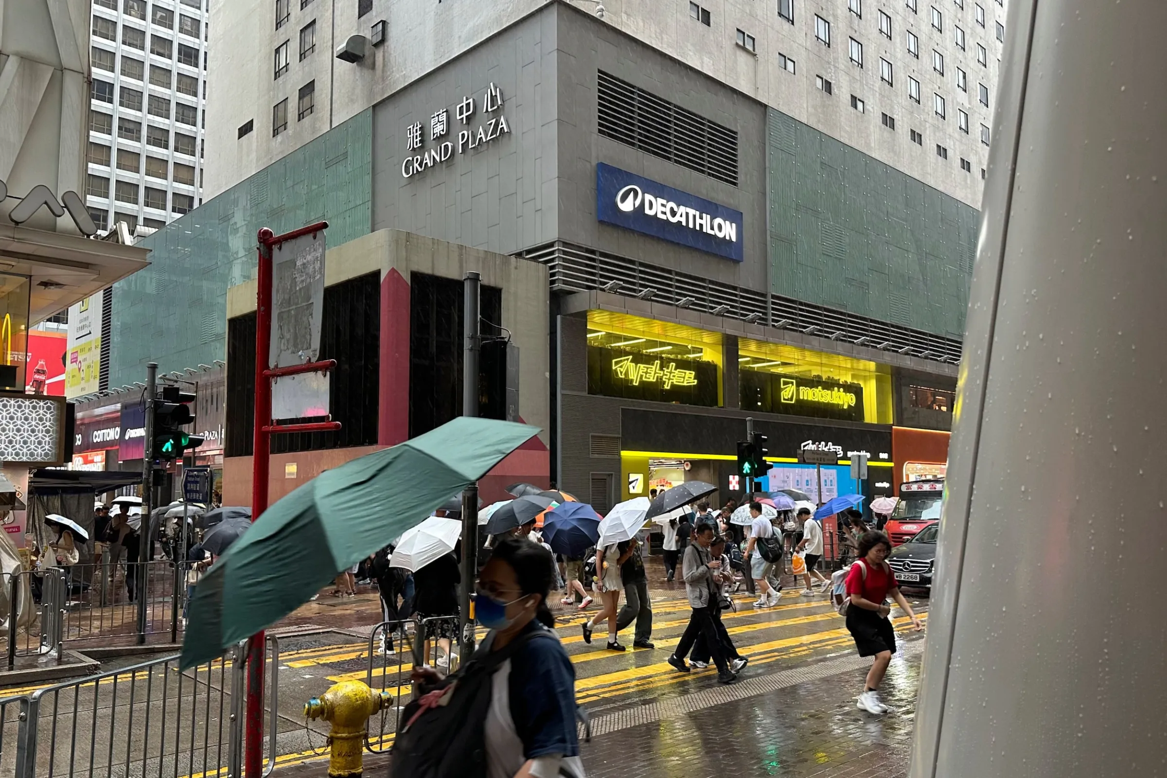 2026年7月25日，紅霞颱風來臨前的香港旺角一帶。（美聯社）