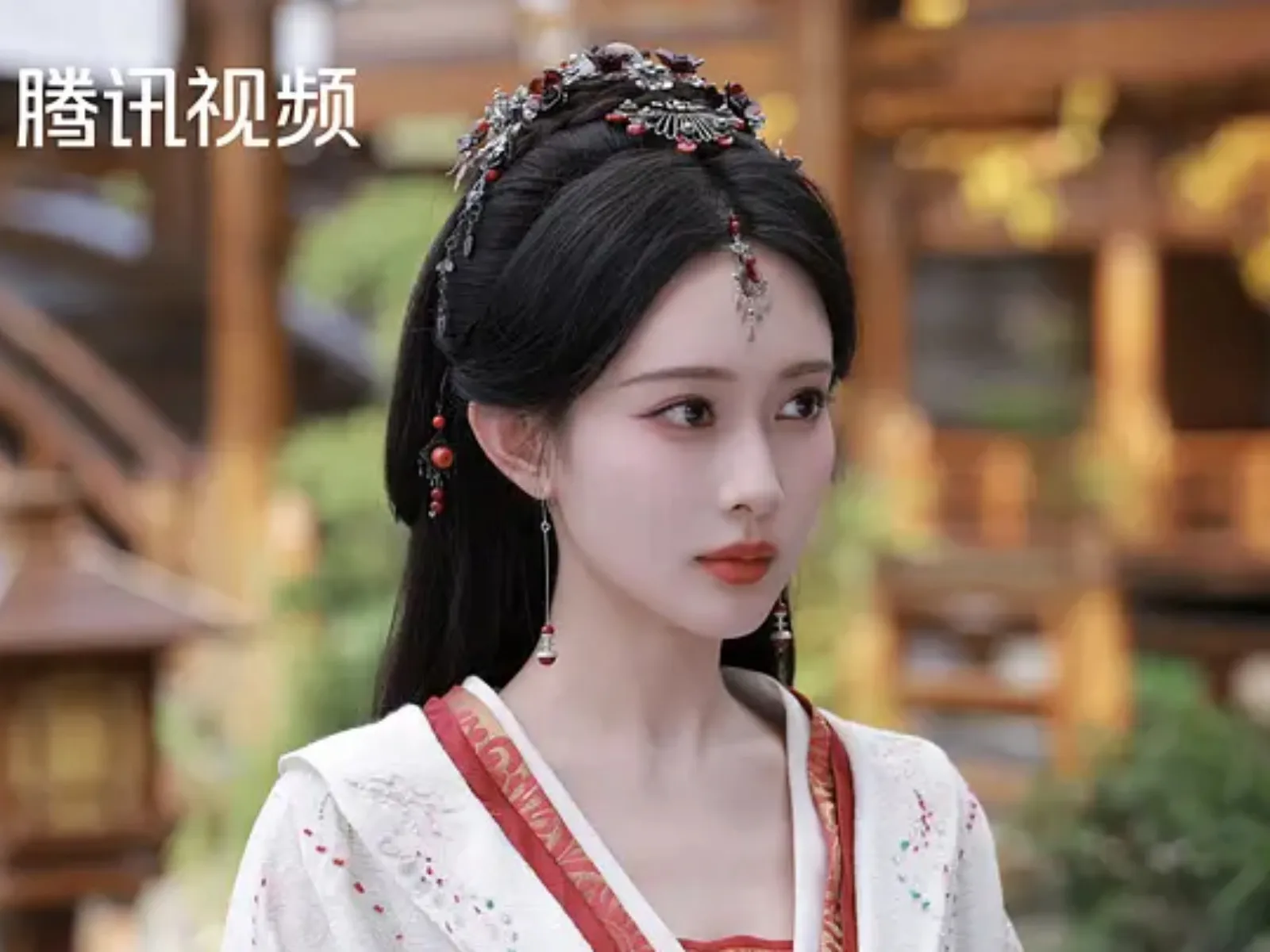 古裝劇《百花殺》因著「一體雙魂」的獨特設定，製造情感與角色的多重對立衝突感，劇情極具吸引力，讓人看得欲罷不能。（圖／取自微博）