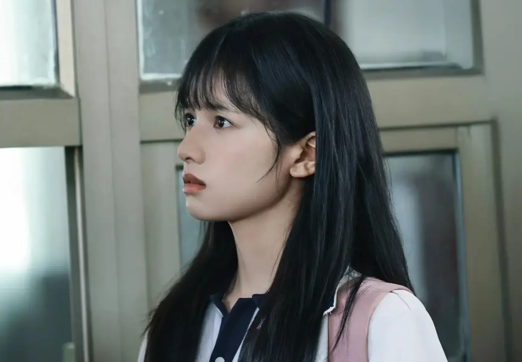 《野狗骨頭》由張婧儀飾演苗靖，她在缺乏安全感的家庭環境中長大，與陳異成為彼此最親近的人，卻也在現實壓力下反覆經歷分離。（圖／取自微博）