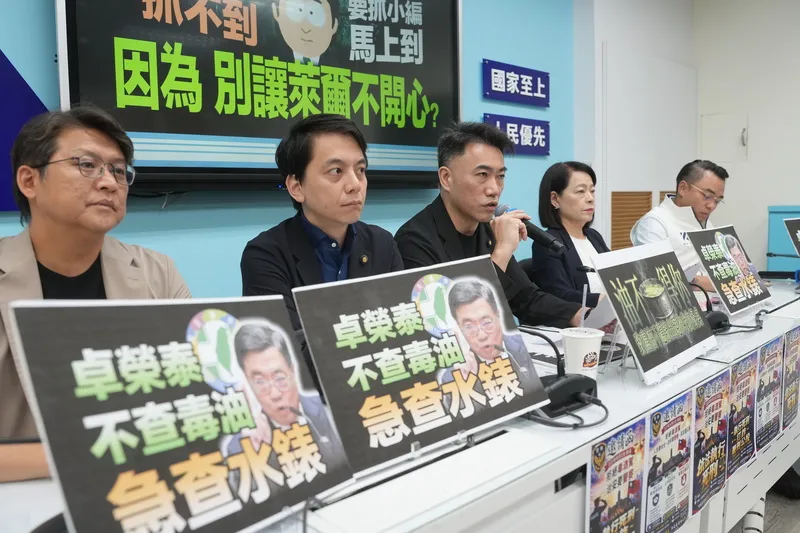 「油不得你」影片遭查　國民黨團質疑成警察國家 媒體報導，「油不得你」影片韋姓製作人遭警方關切。國民黨立法院黨團27日舉行記者會，黨團書記長林沛祥（左3）質疑，中華民國已變成警察國家，要求行政院、內政部、刑事警察局高層出面，說清楚這起案件的具體案由為何，涉嫌違法哪條法律。中央社記者徐肇昌攝115年7月27日