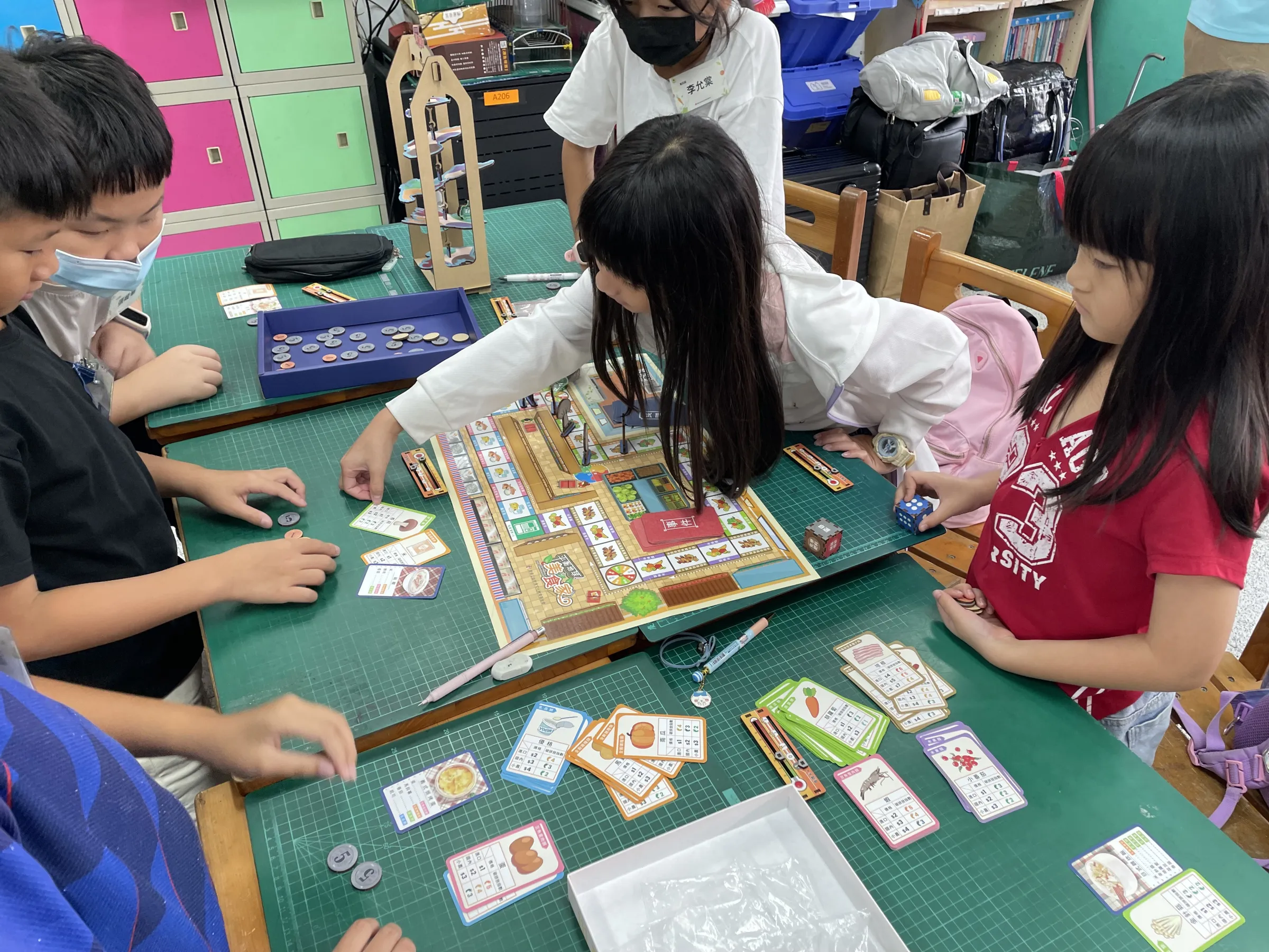 學童透過《平衡地球美食家》桌遊桌遊，在互動與討論中認識食物來源及永續觀念。(圖_灃食飲食文化教育基金會)