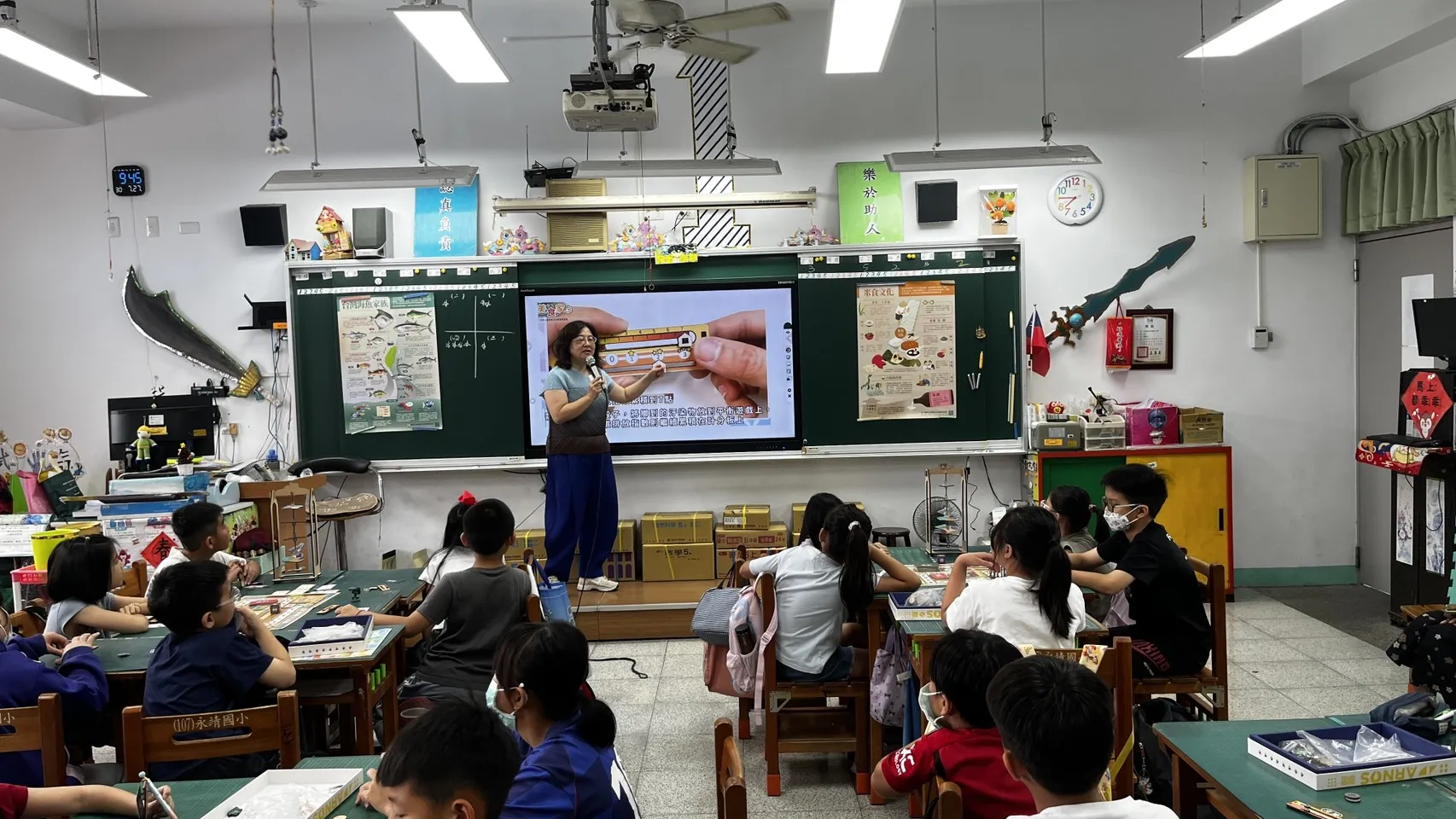 講師帶領學童透過遊戲、手作認識食品標示與飲食知識，培養孩子在日常生活中判讀資訊。(圖_灃食飲食文化教育基金會提供)