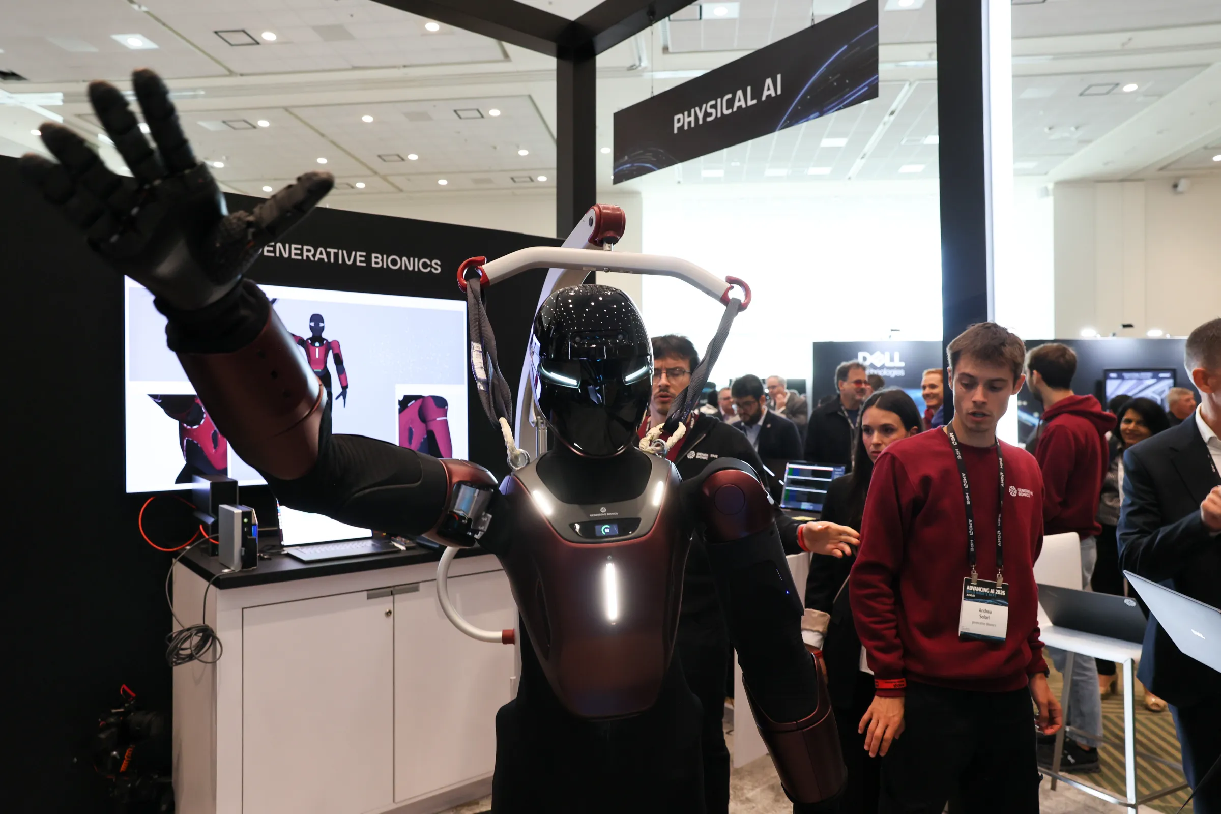 2026年07月23日，Gene.01 人形機器人在美國舊金山舉行的 AMD Advancing AI 2026 大會上示範揮手。（美聯社）