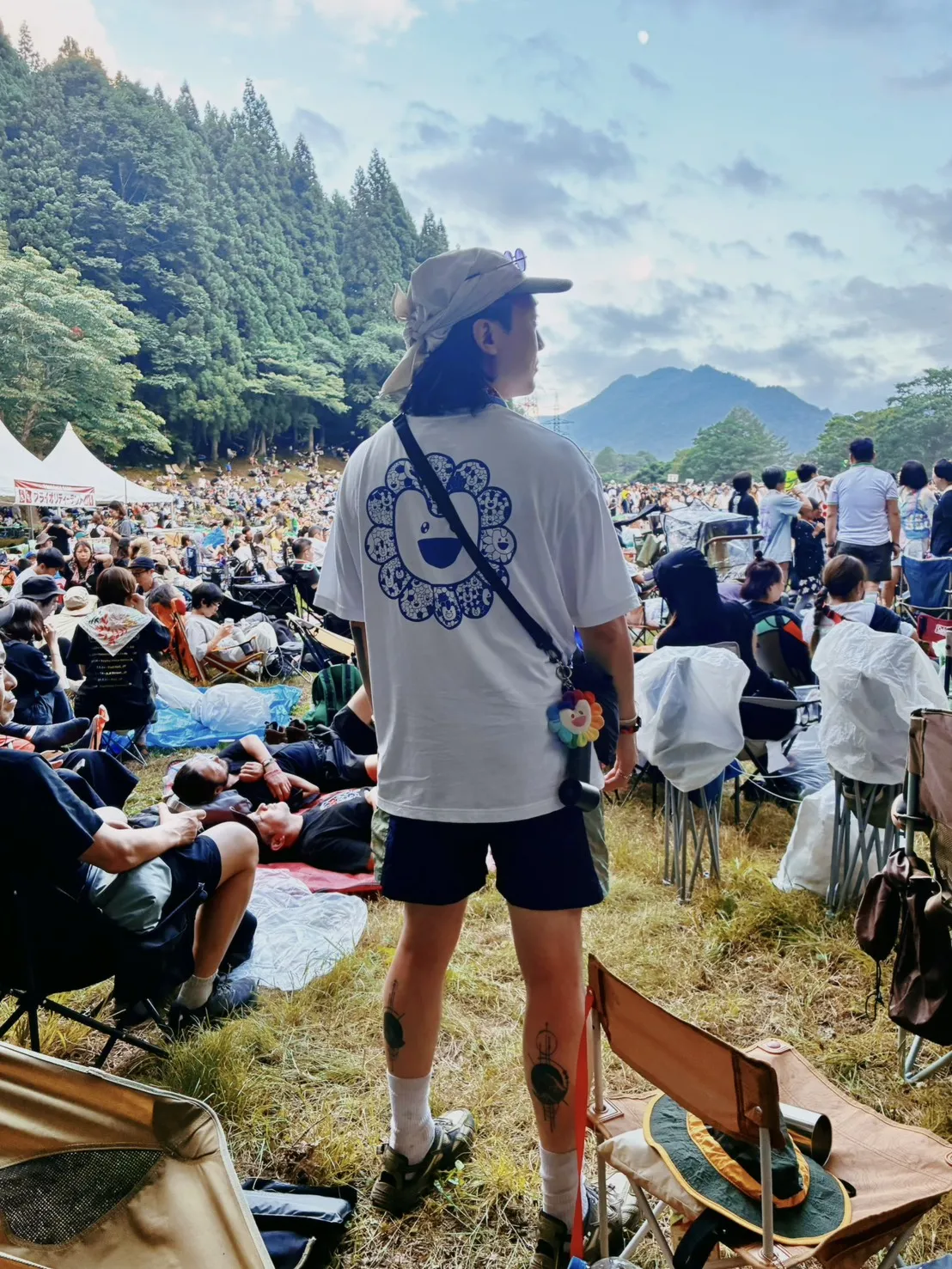台湾の音楽ファンが熱狂するフジロックにおいて、著名詩人・李豪氏ら7人のベテラン参加者が、宿泊先の確保や脚力の強化、万全な機能性装備こそが山林のオアシスを攻略する最大の秘訣だと語った。李豪