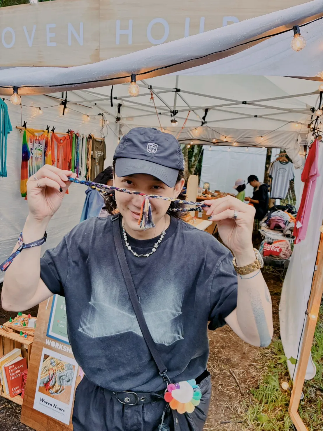 台湾の音楽ファンが熱狂するフジロックにおいて、著名詩人・李豪氏ら7人のベテラン参加者が、宿泊先の確保や脚力の強化、万全な機能性装備こそが山林のオアシスを攻略する最大の秘訣だと語った。李豪