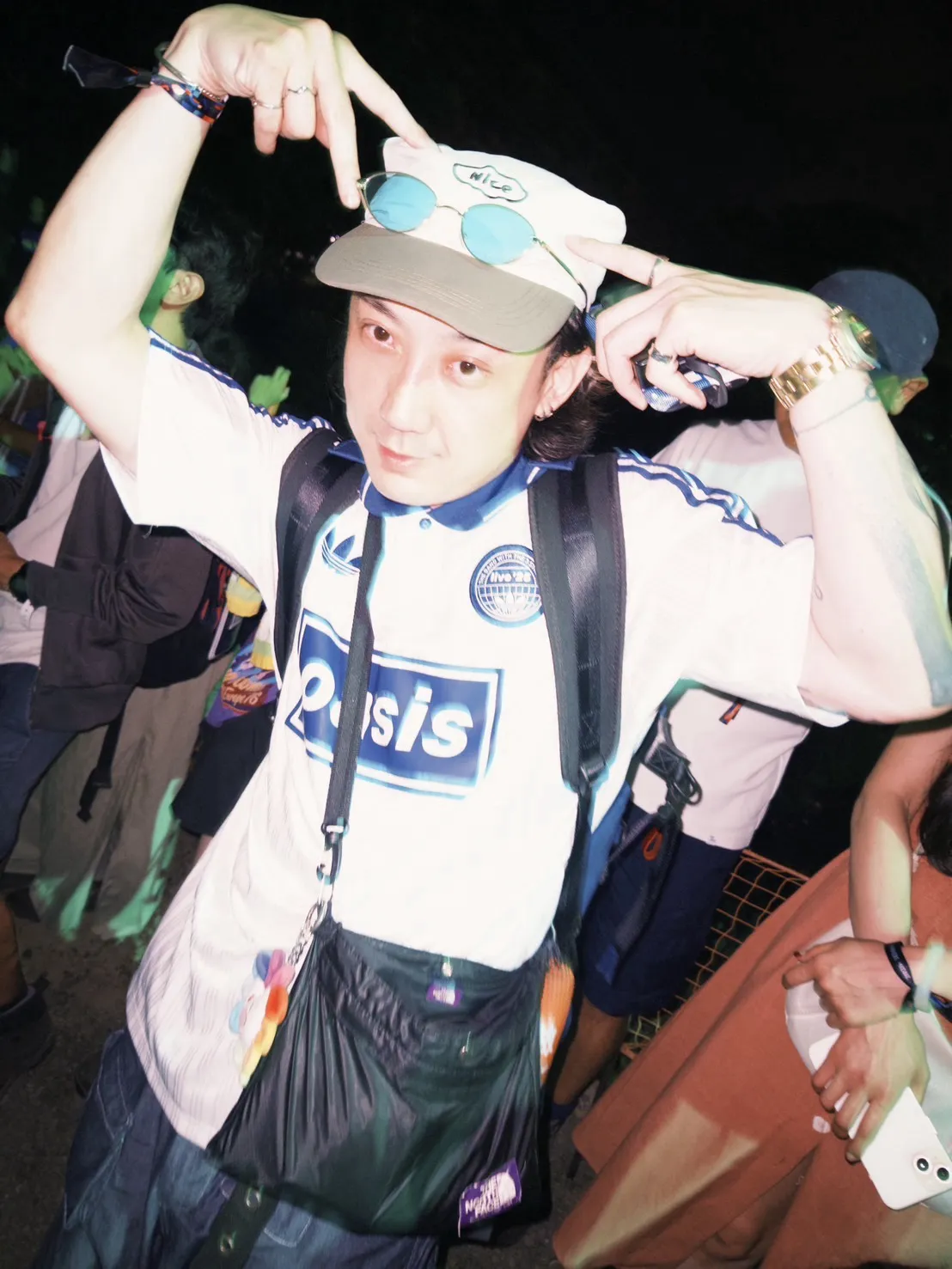台湾の音楽ファンが熱狂するフジロックにおいて、著名詩人・李豪氏ら7人のベテラン参加者が、宿泊先の確保や脚力の強化、万全な機能性装備こそが山林のオアシスを攻略する最大の秘訣だと語った。李豪