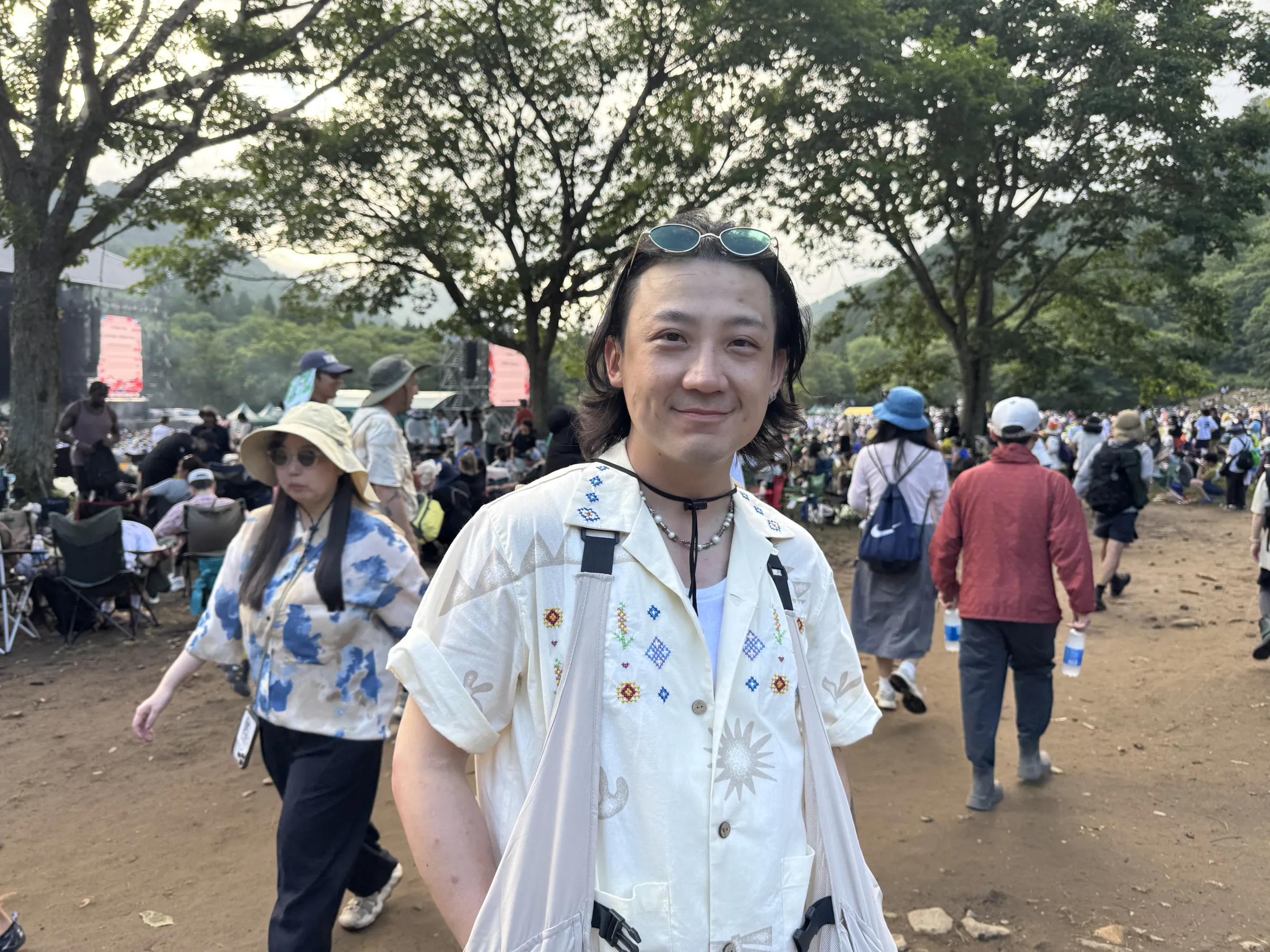 台湾の音楽ファンが熱狂するフジロックにおいて、著名詩人・李豪氏ら7人のベテラン参加者が、宿泊先の確保や脚力の強化、万全な機能性装備こそが山林のオアシスを攻略する最大の秘訣だと語った。黃信維
