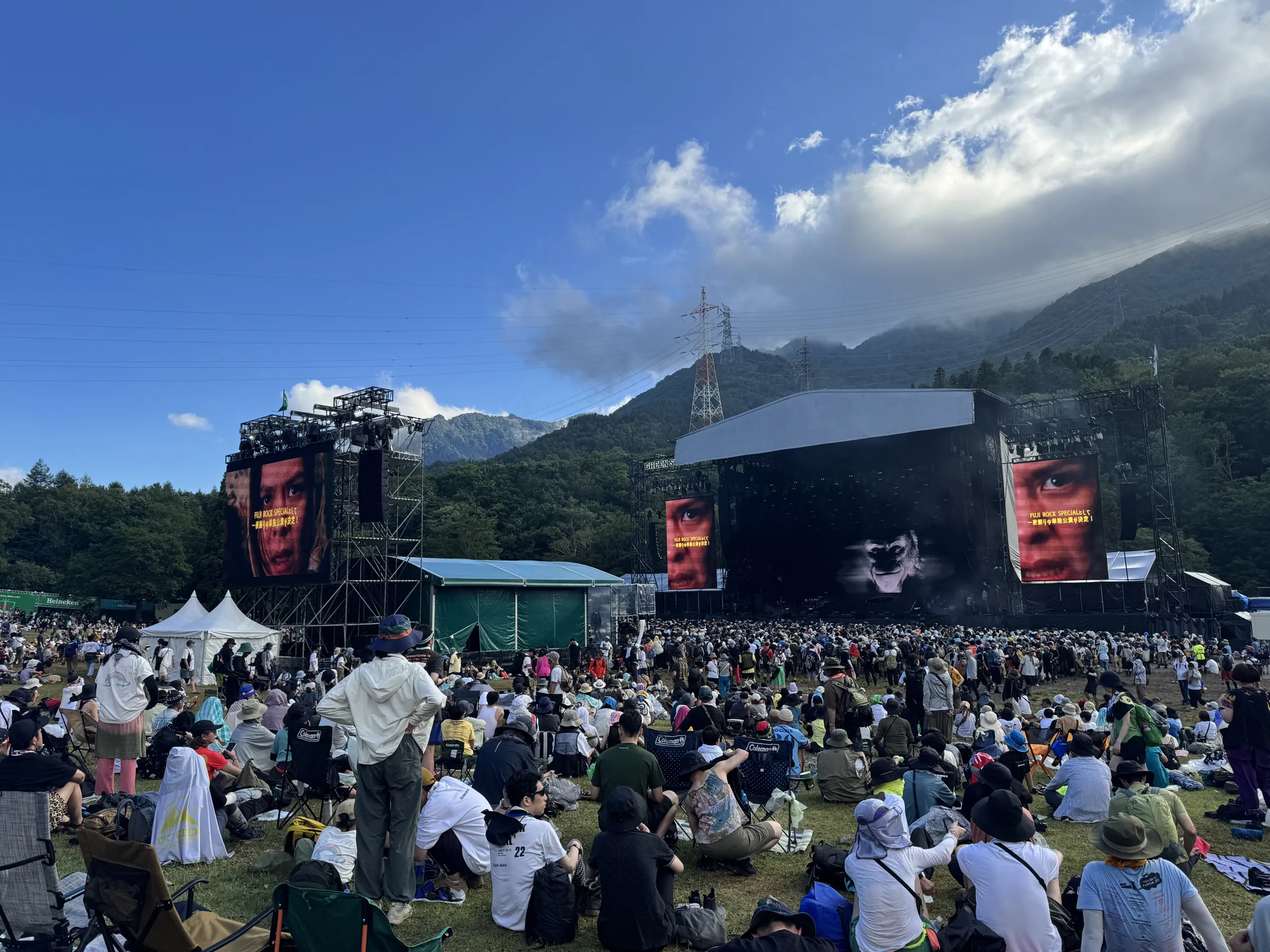 台湾の音楽ファンが熱狂するフジロックにおいて、著名詩人・李豪氏ら7人のベテラン参加者が、宿泊先の確保や脚力の強化、万全な機能性装備こそが山林のオアシスを攻略する最大の秘訣だと語った。黃信維
