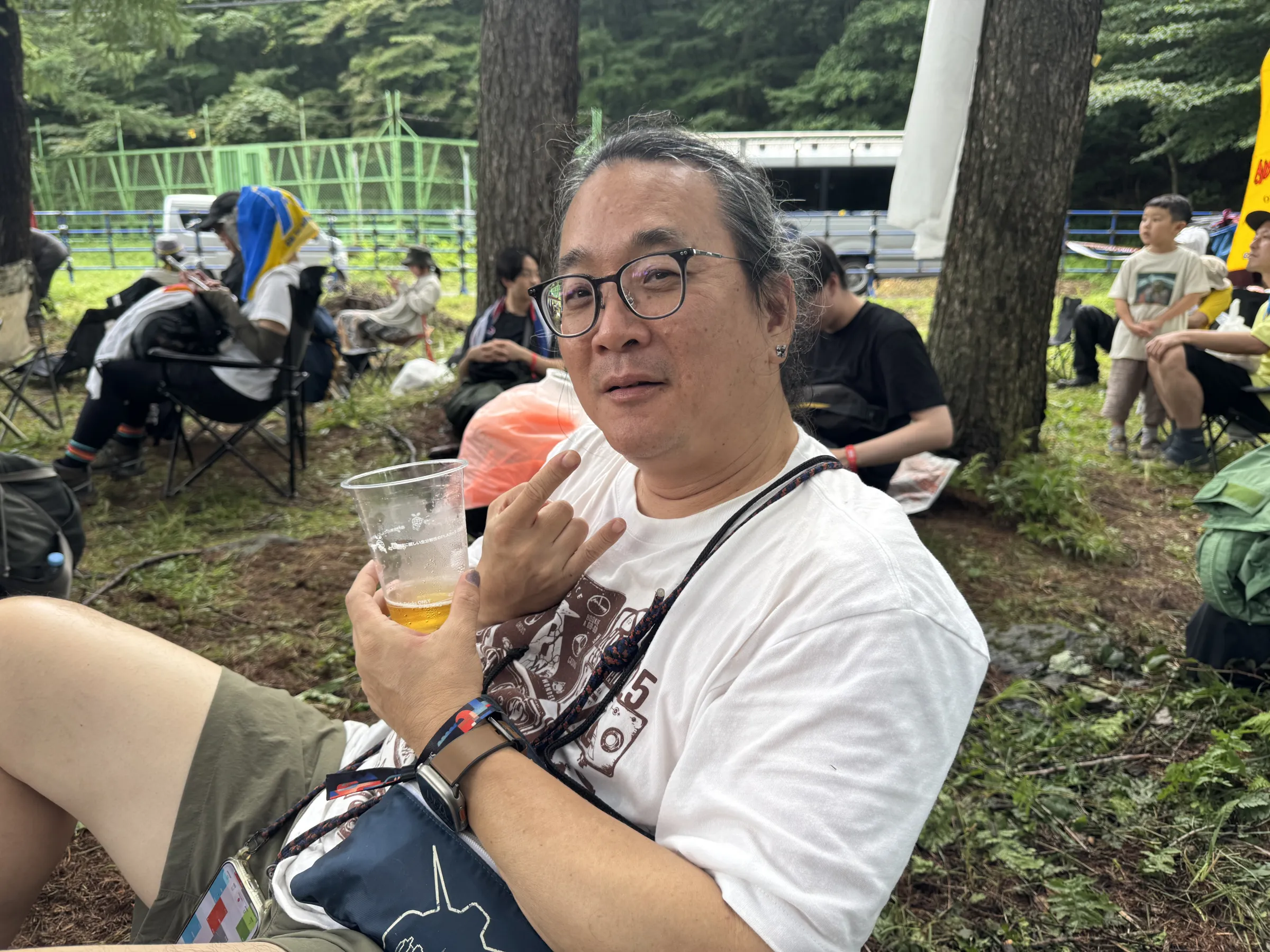 台湾の音楽ファンが熱狂するフジロックにおいて、著名詩人・李豪氏ら7人のベテラン参加者が、宿泊先の確保や脚力の強化、万全な機能性装備こそが山林のオアシスを攻略する最大の秘訣だと語った。黃信維