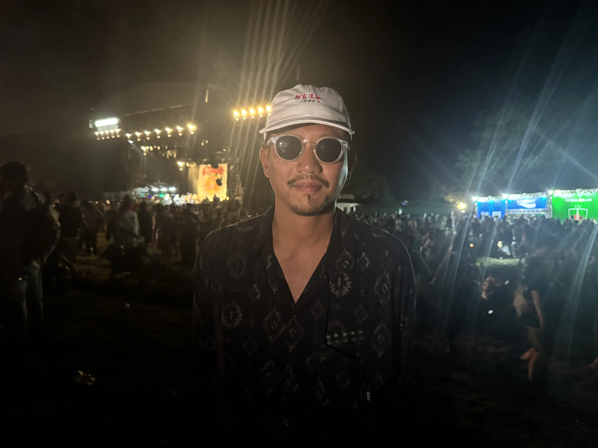 台湾の音楽ファンが熱狂するフジロックにおいて、著名詩人・李豪氏ら7人のベテラン参加者が、宿泊先の確保や脚力の強化、万全な機能性装備こそが山林のオアシスを攻略する最大の秘訣だと語った。黃信維