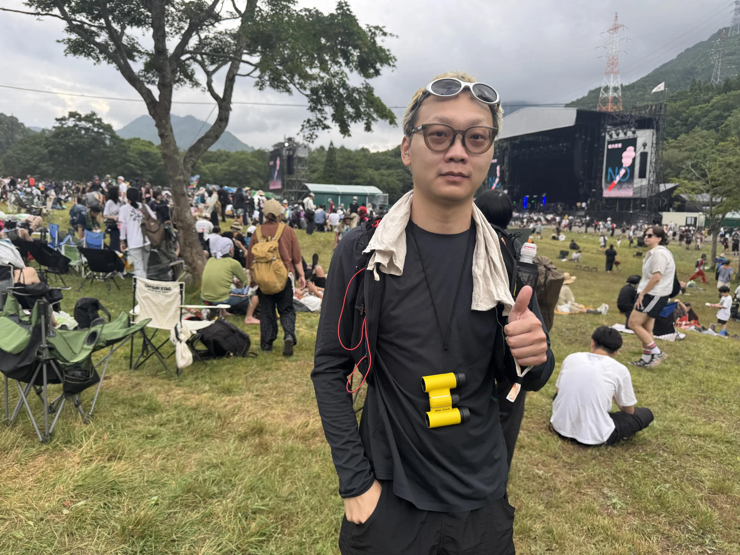 台湾の音楽ファンが熱狂するフジロックにおいて、著名詩人・李豪氏ら7人のベテラン参加者が、宿泊先の確保や脚力の強化、万全な機能性装備こそが山林のオアシスを攻略する最大の秘訣だと語った。黃信維