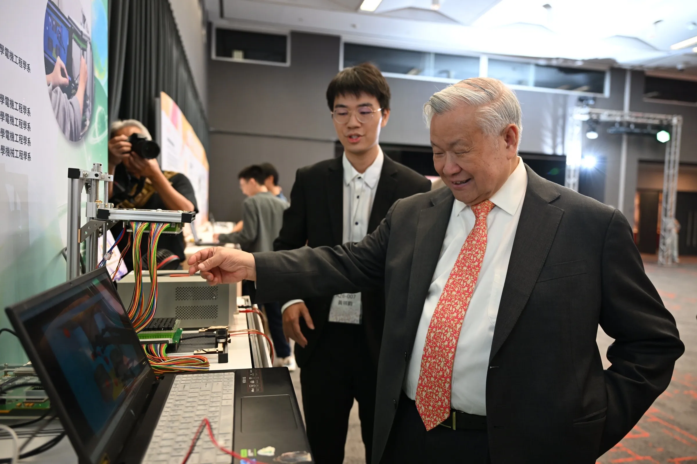 旺宏董事長吳敏求親自體驗成功大學團隊研發裝置空手抓取物品感受觸覺回饋。（旺宏提供）