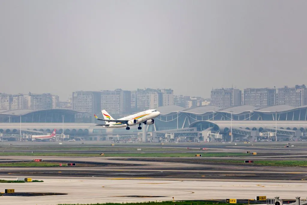 2026年上半期、重慶江北国際空港の出入国審査場における出入国者数は前年同期比39.5％増の148万人余りに達し、旅客数は急速な伸びを示している。（新華社）